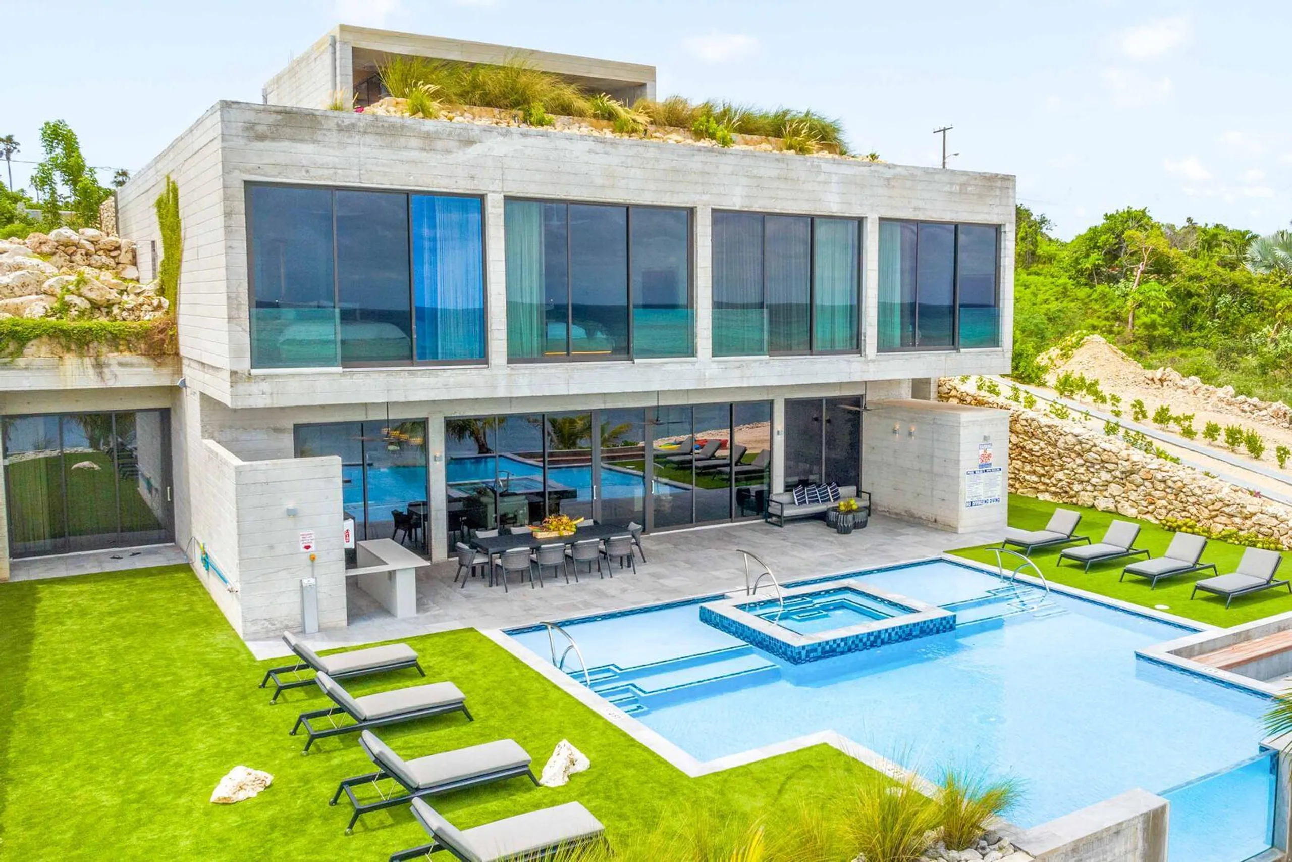 Captivating Oceanfront Villa in Gun Bay with Infinity Pool, Outdoor Grill, and Firepit, Gun Bay