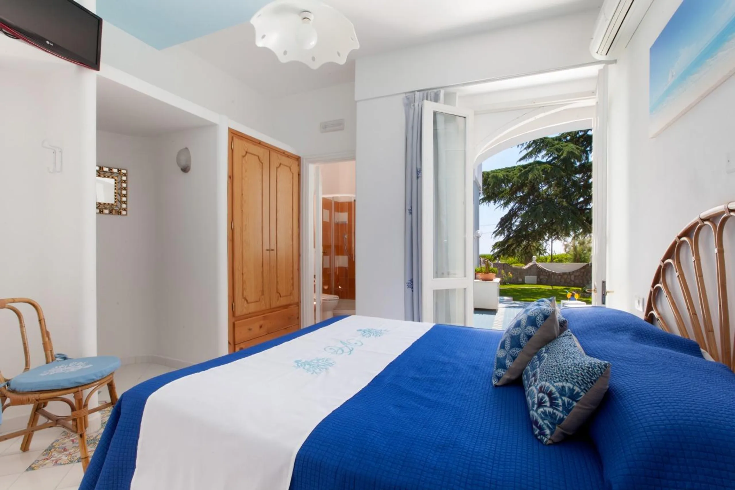 Elegant Villa with Private Pool and Peninsula Coasts View — photograph 9