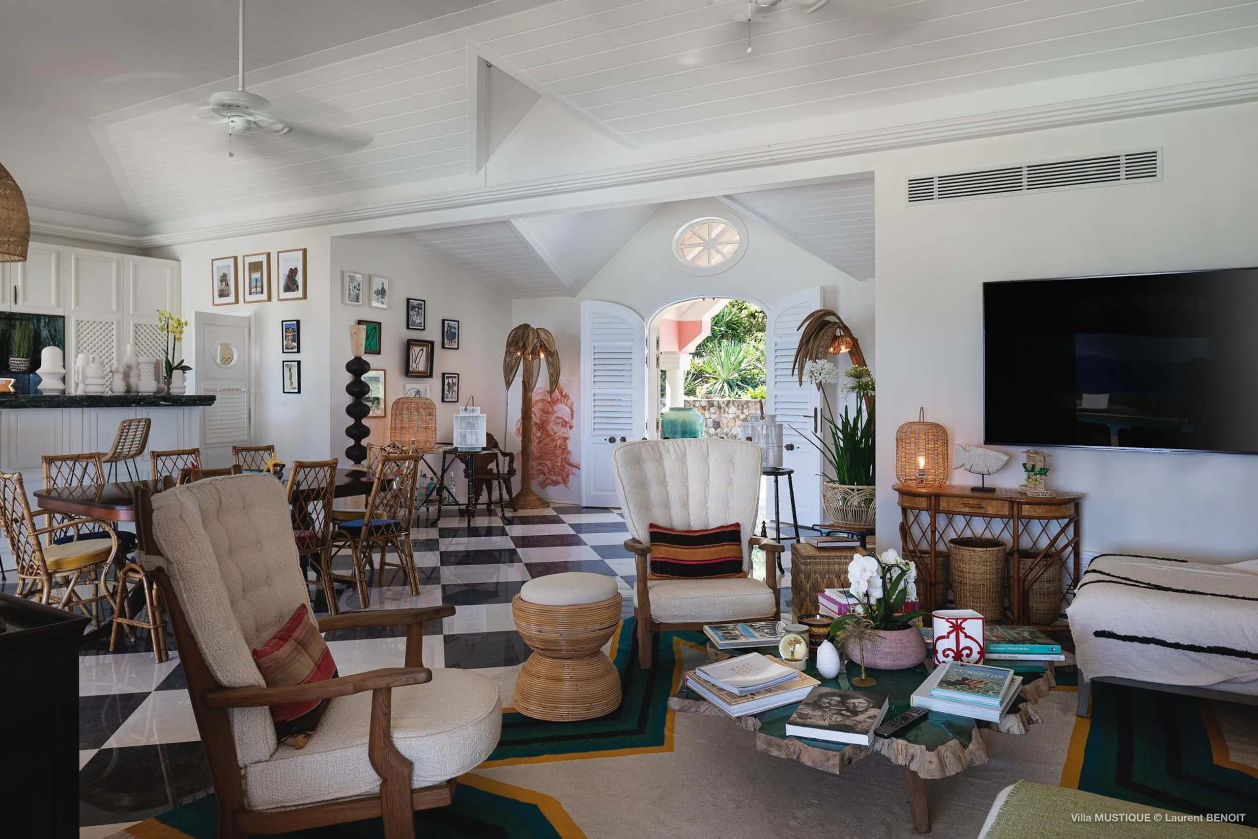 Glamorous Seaside Estate with Private Pool and Large Backyard — photograph 6