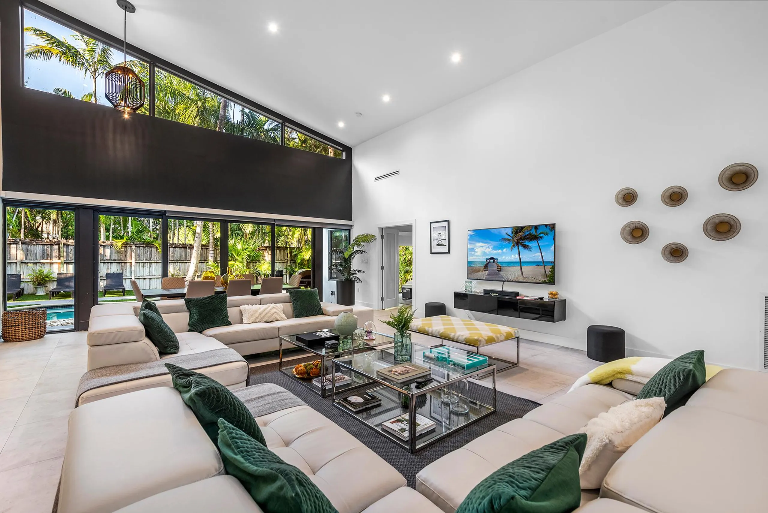 Coral Haven Modern Luxe Estate with Private Pool — photograph 3