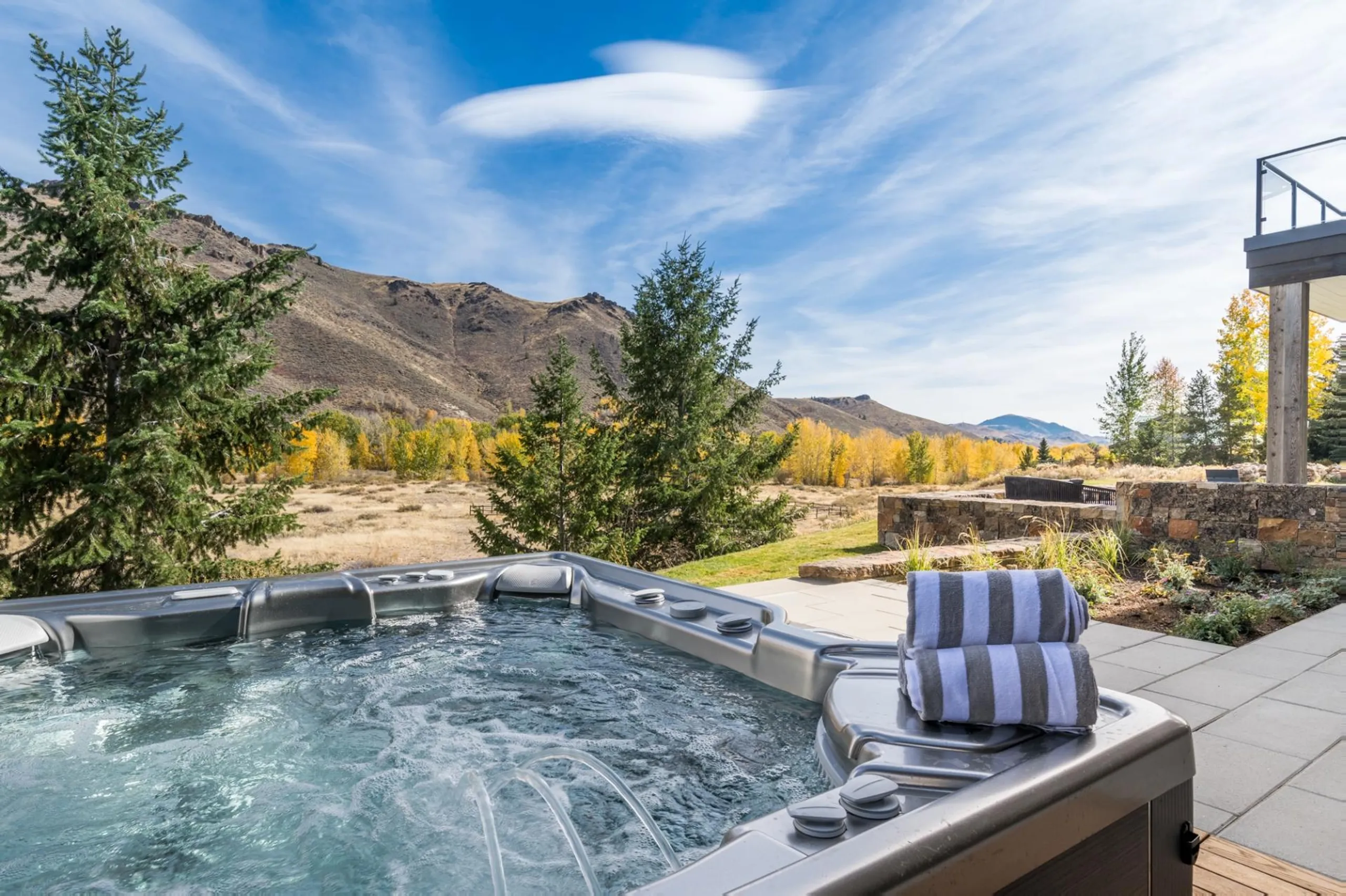 Gorgeous Ketchum Villa with Hot Tub, Game Room & Mountain Views — photograph 3
