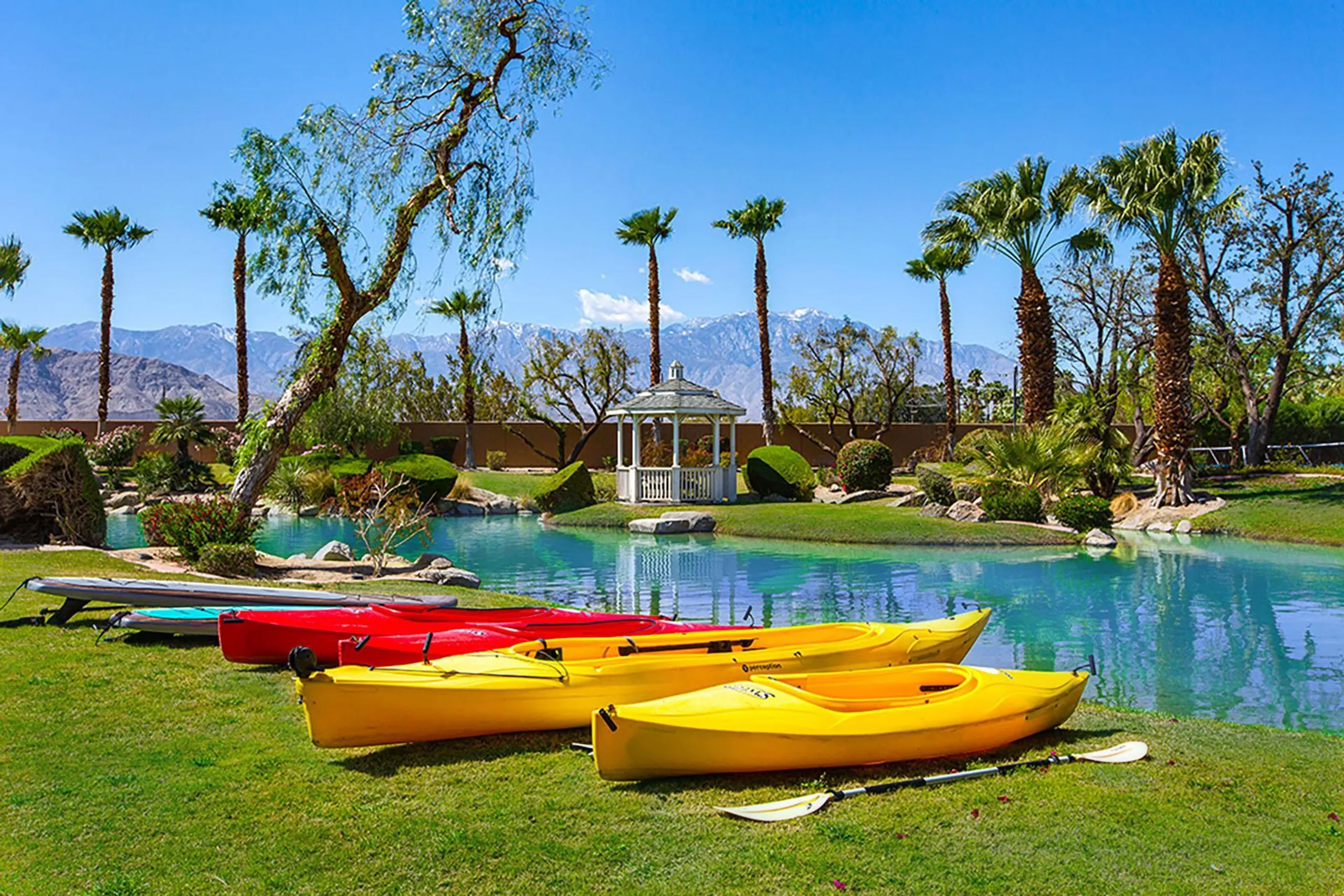 Elegant Luxe Desert Estate with Private Lake, Pool, and Tennis Court — photograph 7