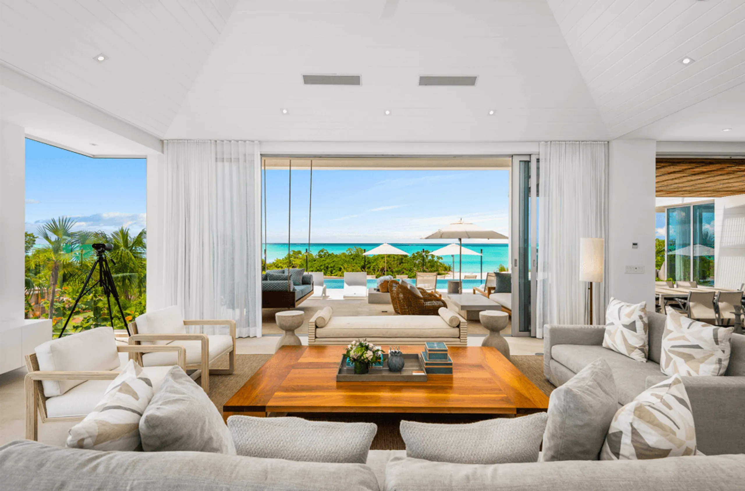 Extraordinary Villa with Caribbean Contemporary Design and Stunning Beachfront — photograph 6