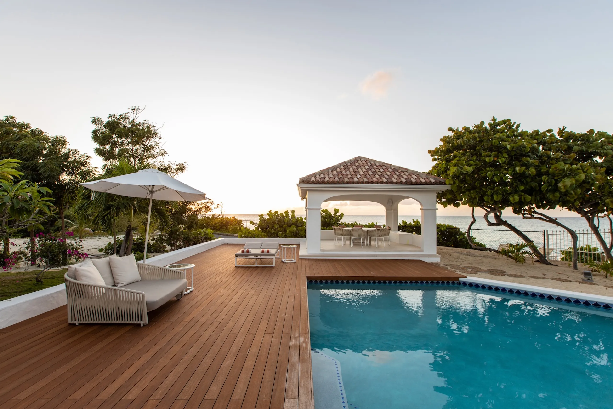 Stunning 6BR Villa with Private Pool and Breathtaking View of Plum Bay Beach — photograph 8