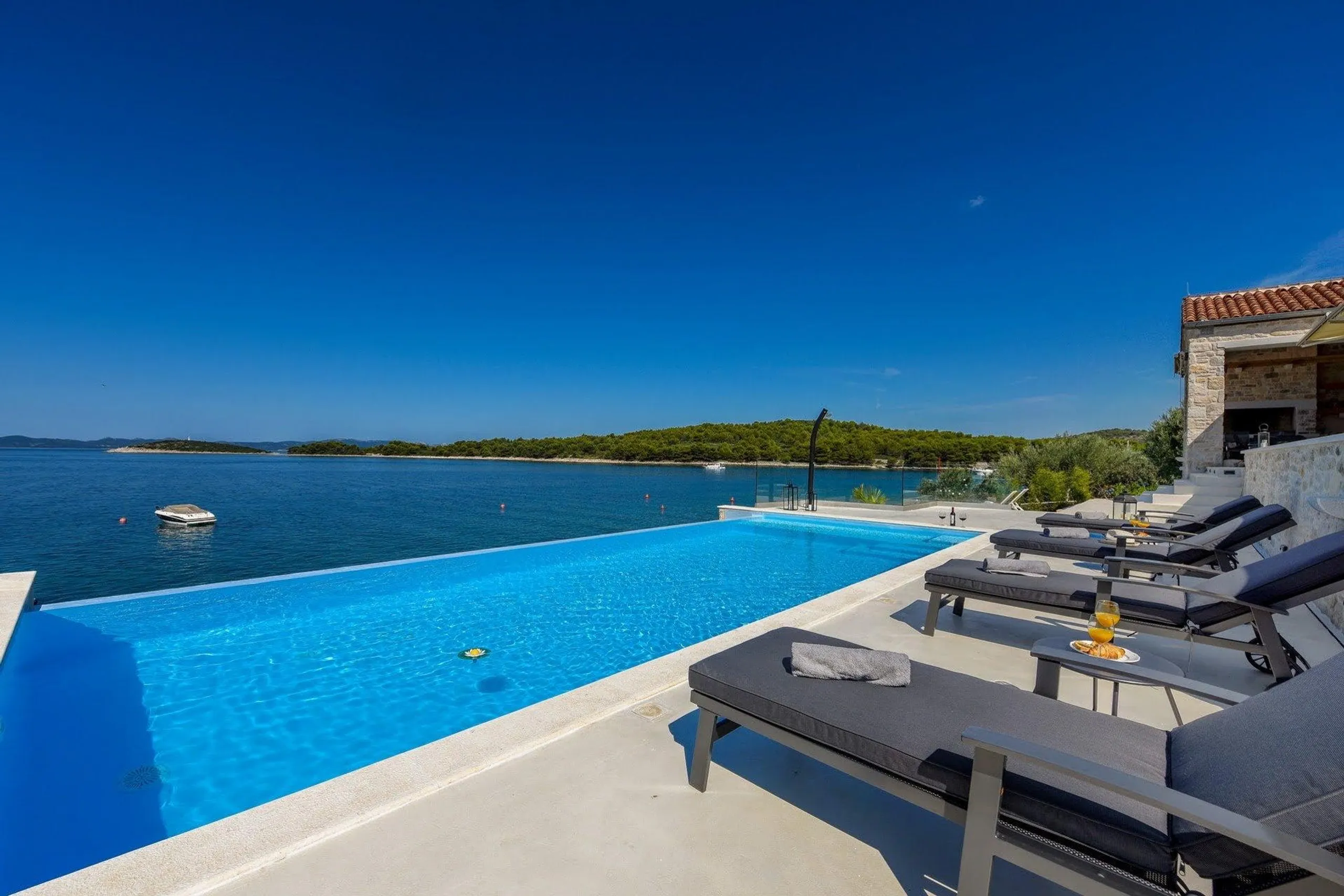 Plush and Inviting 5 Bedroom Villa with Private Infinity Pool and Sea Views — photograph 5