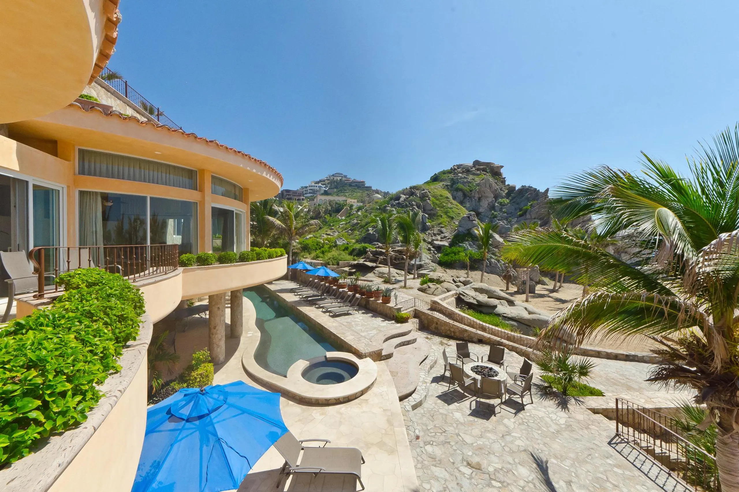Upscale Prestigious Luxury Beachfront Estate includes Pool and Hot Tub — photograph 3