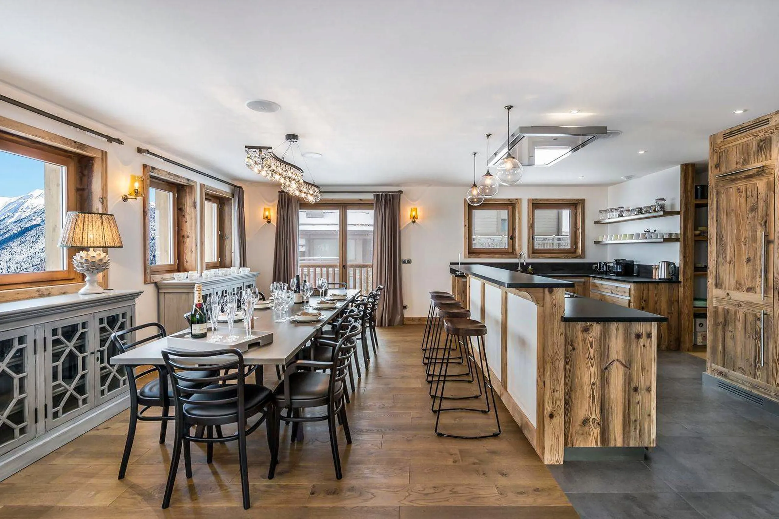Sophisticated Five-Bedroom Chalet with Sweeping Alpine Views — photograph 6