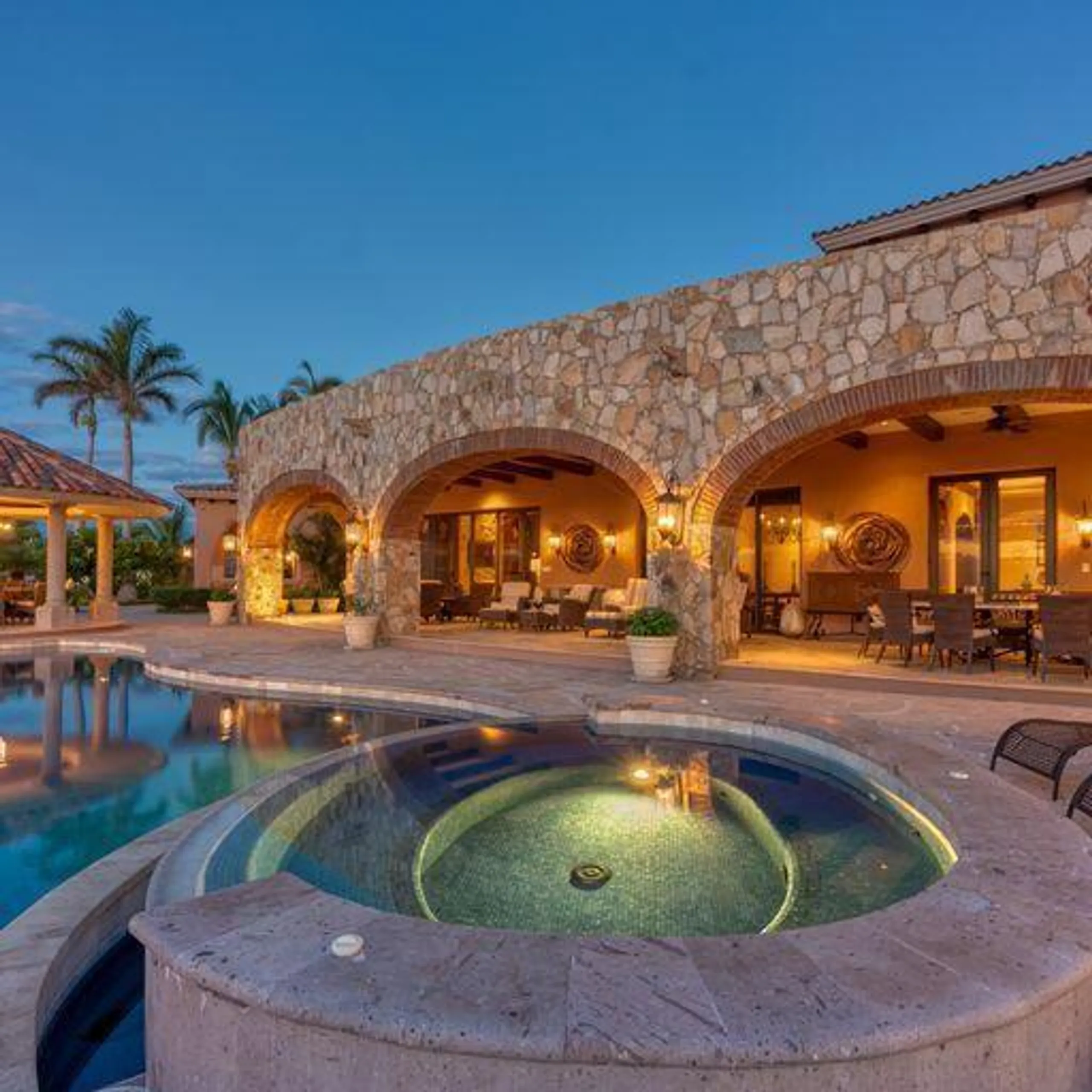 Elegant Palmilla Hacienda with Infinity Pool and Panoramic Views — photograph 9