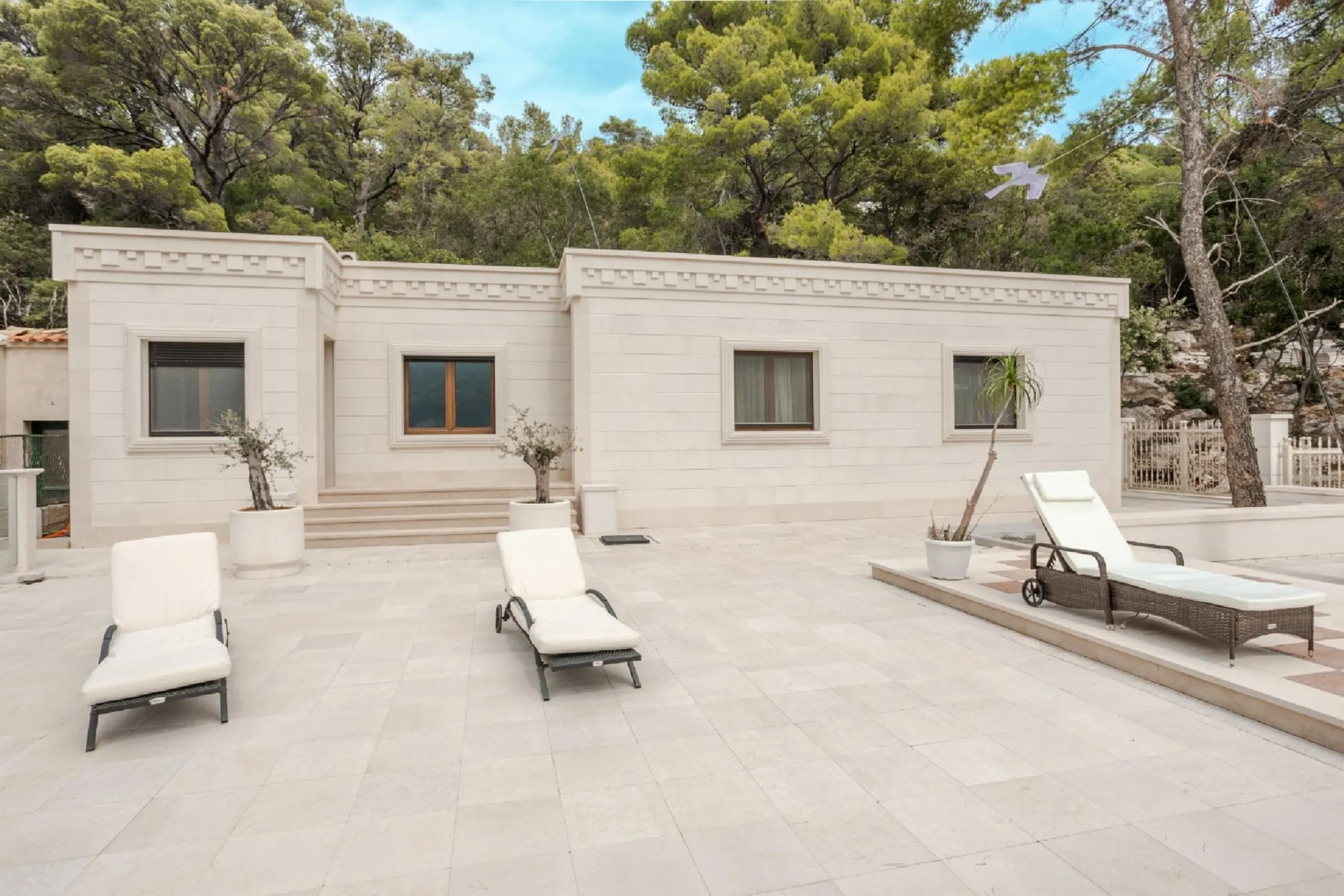 Enchanted Ancient-Inspired Villa with Breathtaking Pool and Seaside Views — photograph 9