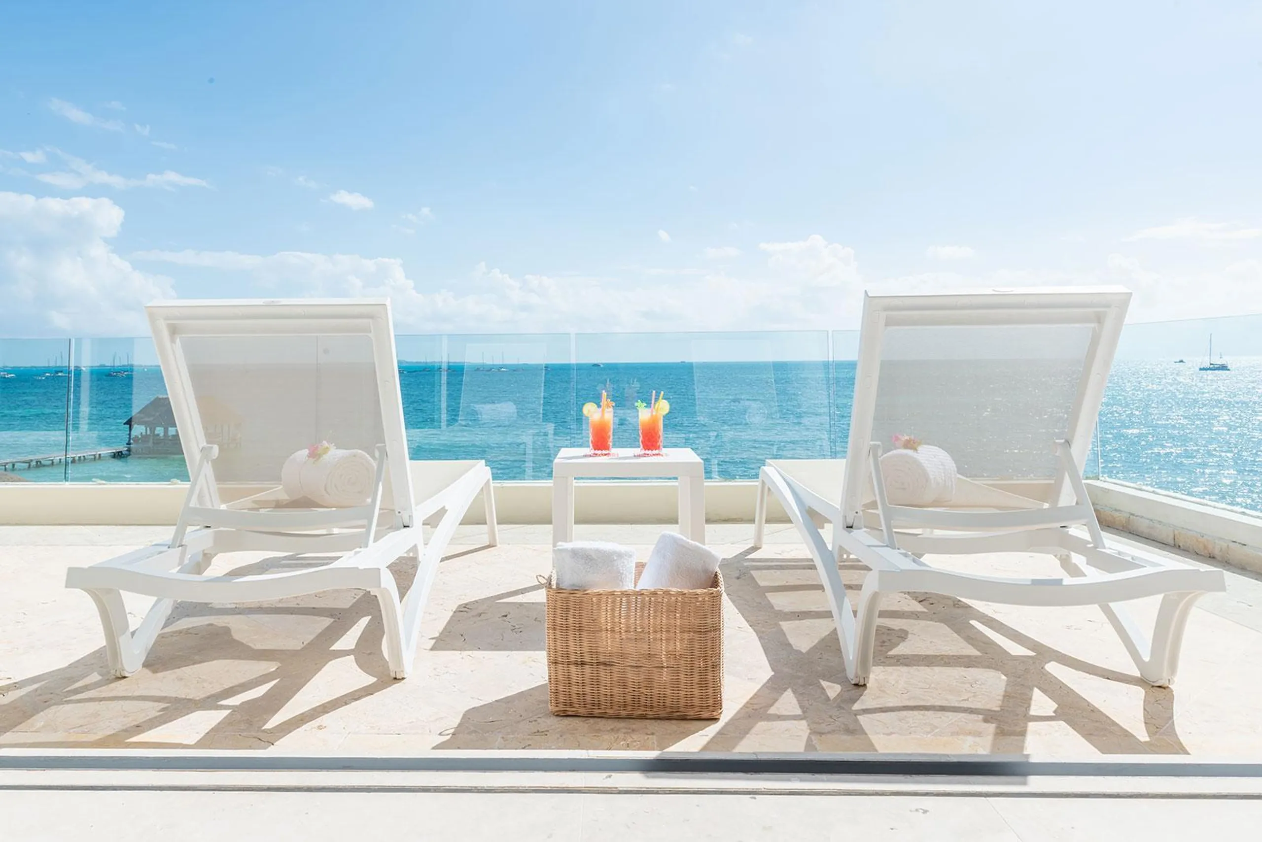 Pristine Facade Oasis with Ocean-Facing Pool — photograph 10