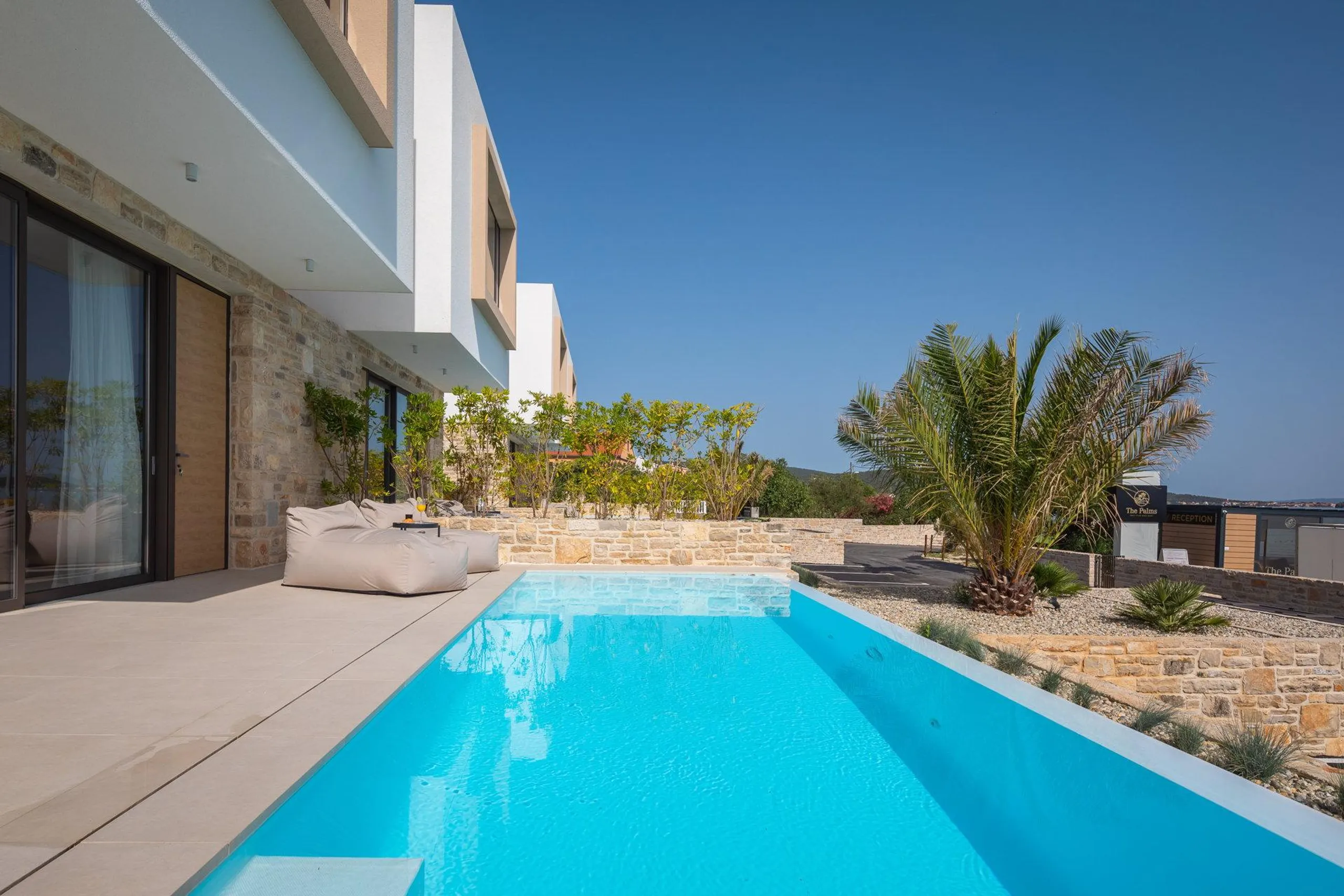 Gleaming Villa with Pool with Endless Sea on the Horizon — photograph 3