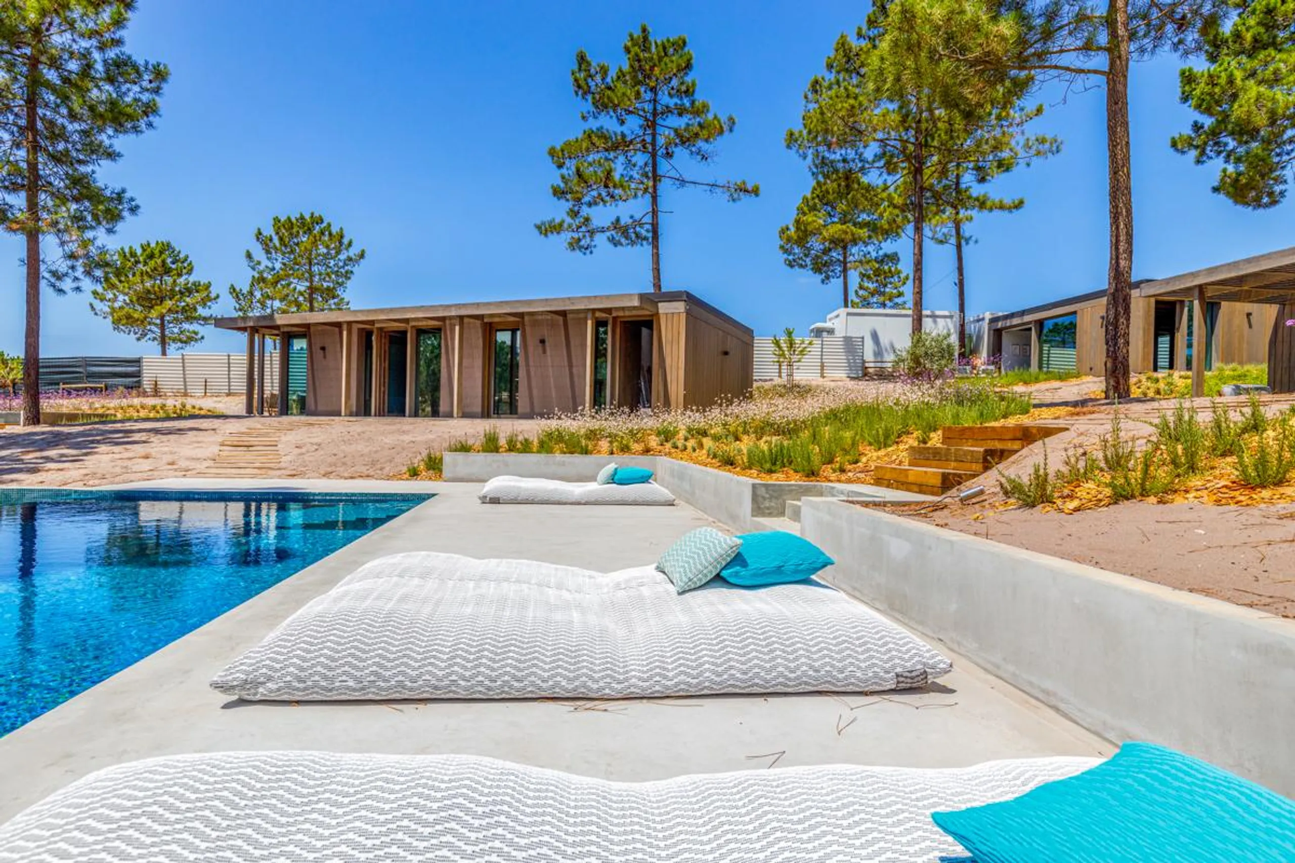 Modern Beach Haven Villa with Private Pool, and Close to Pristine Beach — photograph 4