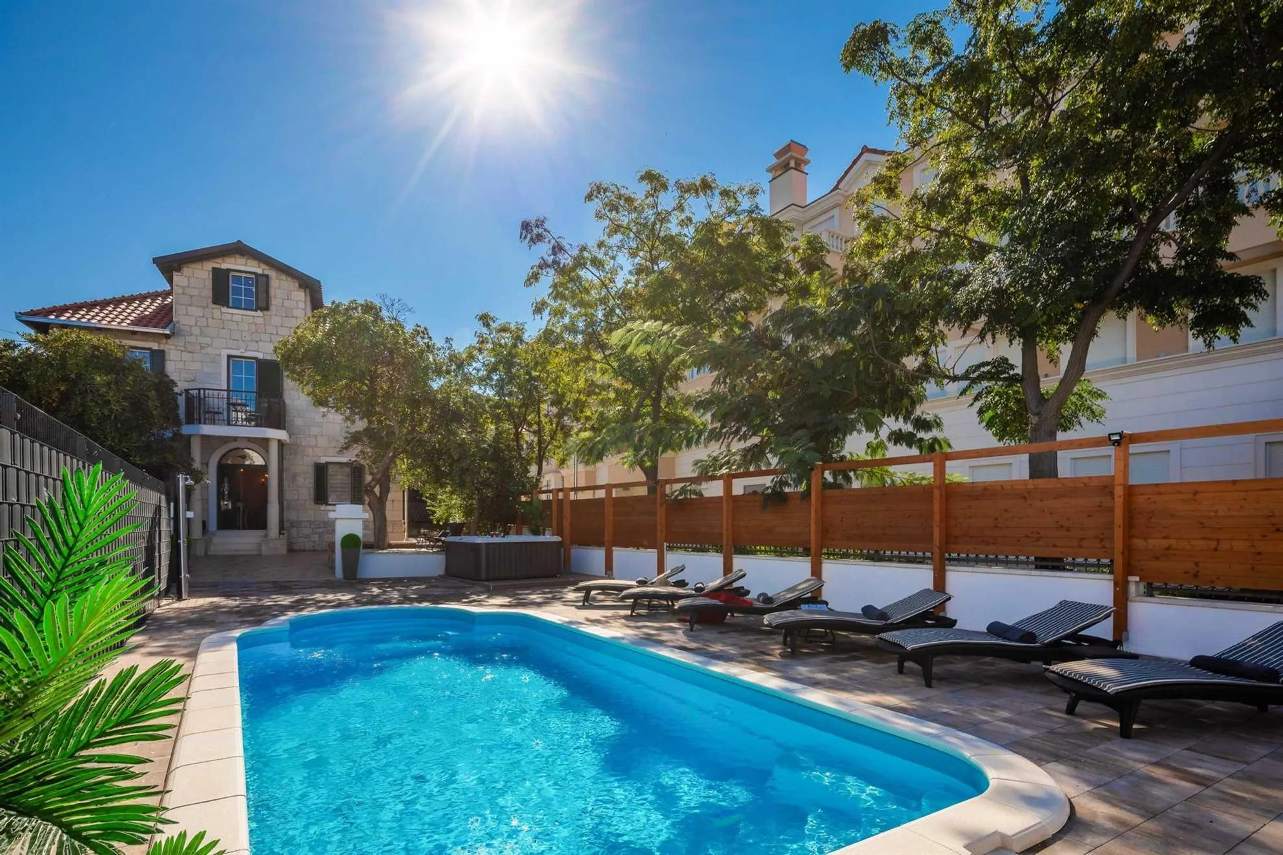 Traditional Luxury Villa with Private Swimming Pool, Sauna and Sea Views — photograph 6