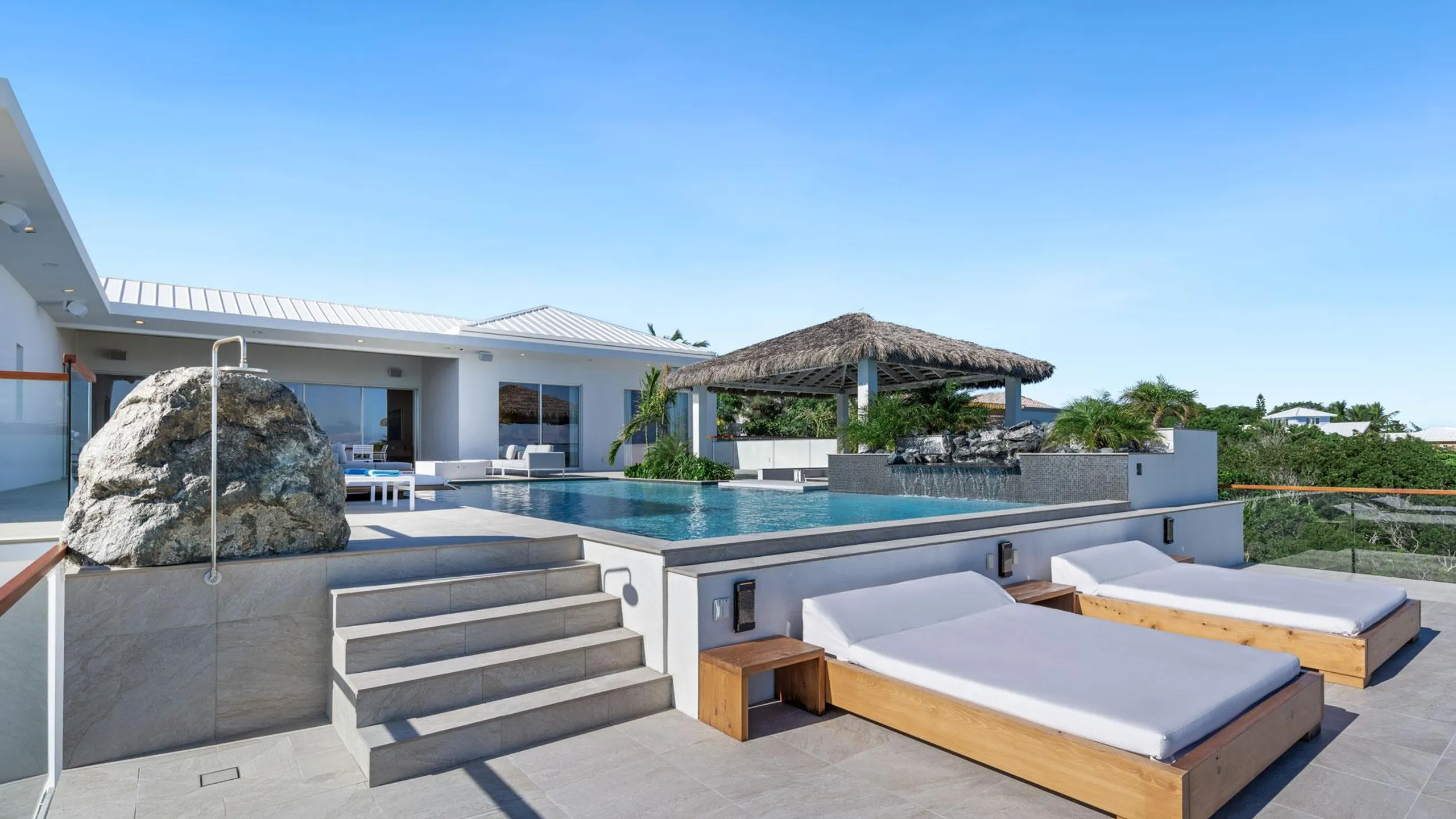Contemporary Waterfront Villa with Poolside Terrace and Direct water Access — photograph 4