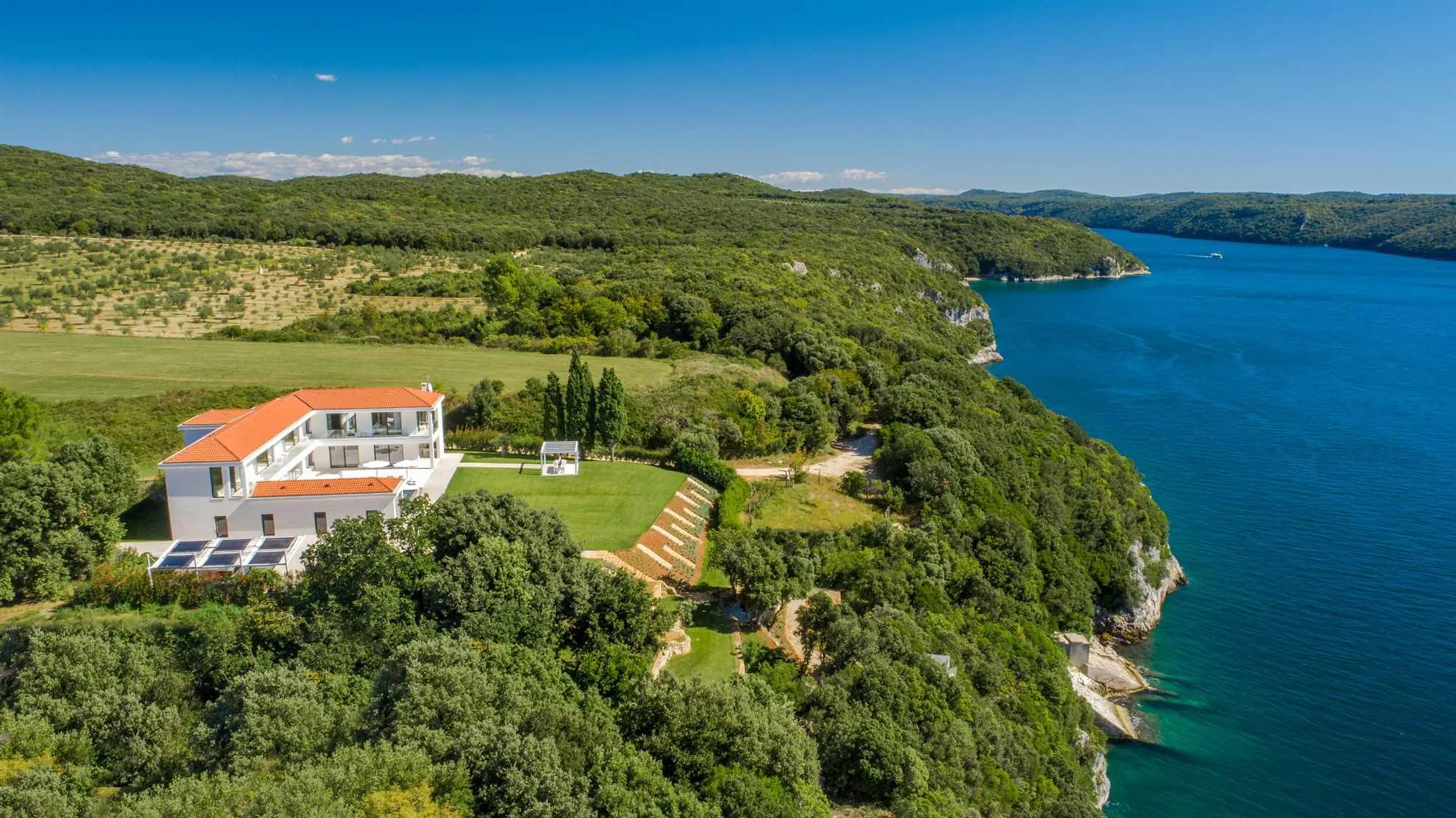 Elegantly Appointed 5-Bedroom Villa with Heated Pool, Private Beach and Jacuzzis — photograph 2