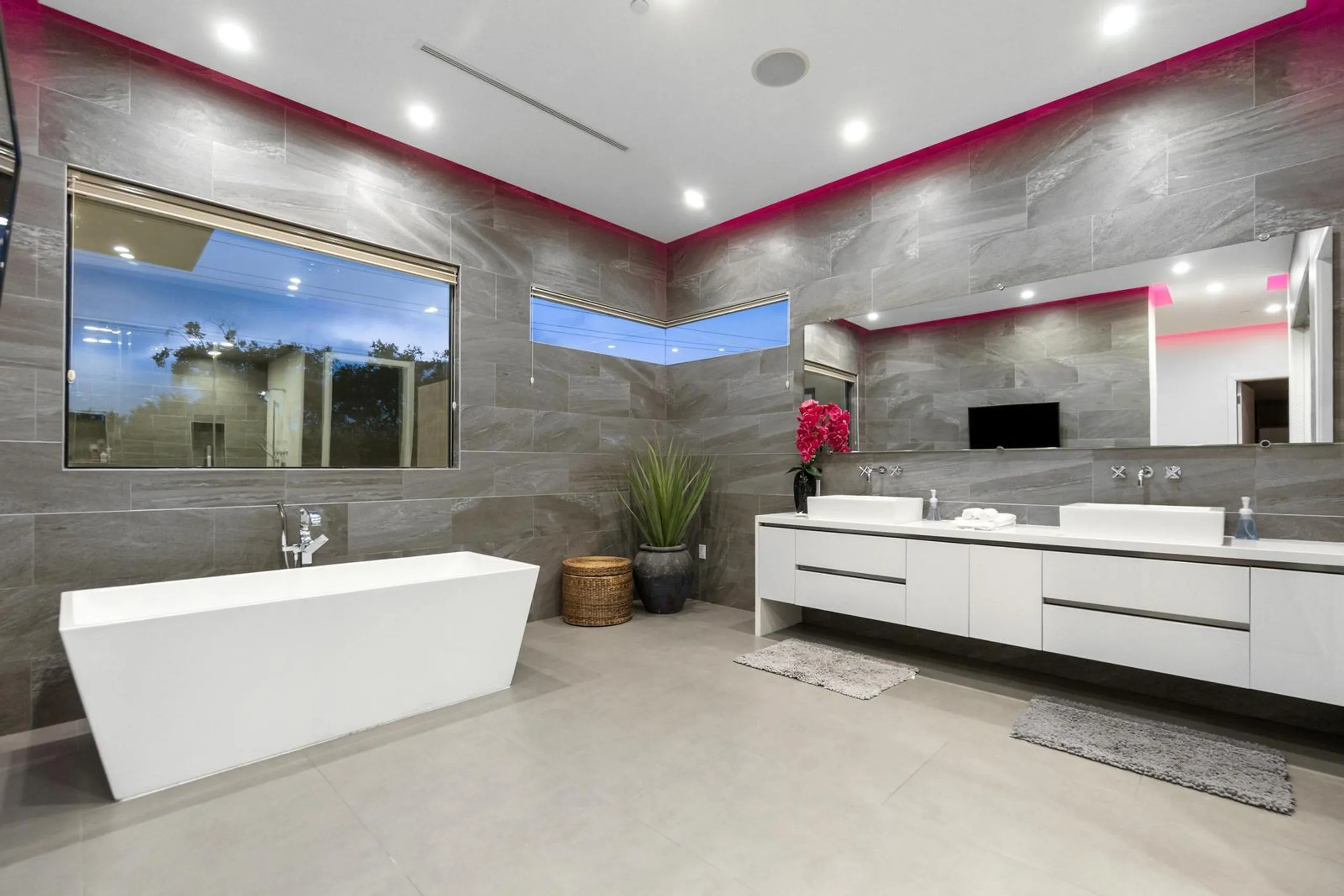 Modern Contemporary Luxury Estate with Pool and Hot Tub — photograph 12