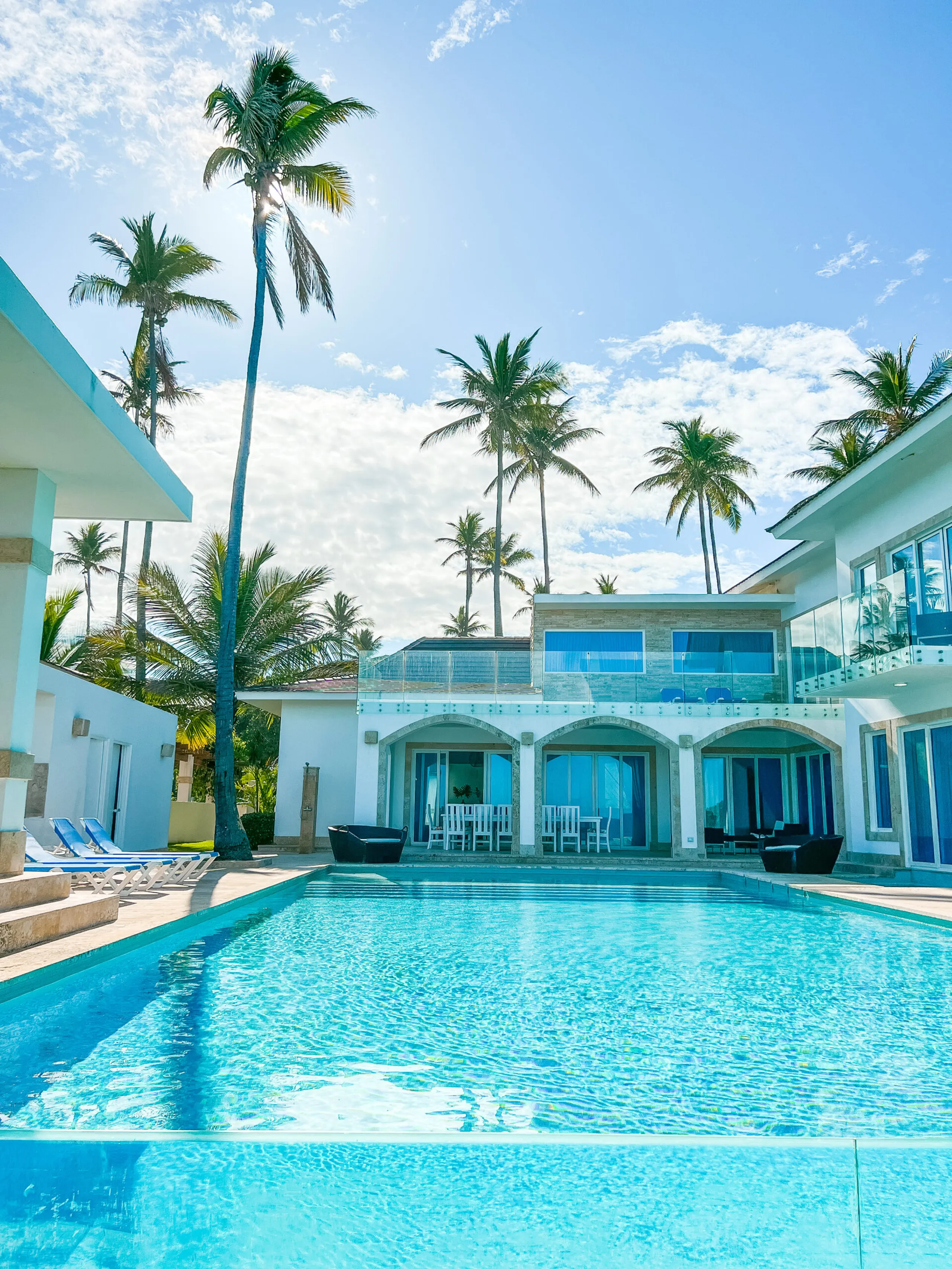 Splendid Tropical Villa with Infinity Pool, Jacuzzi and Stunning Ocean Views — photograph 3