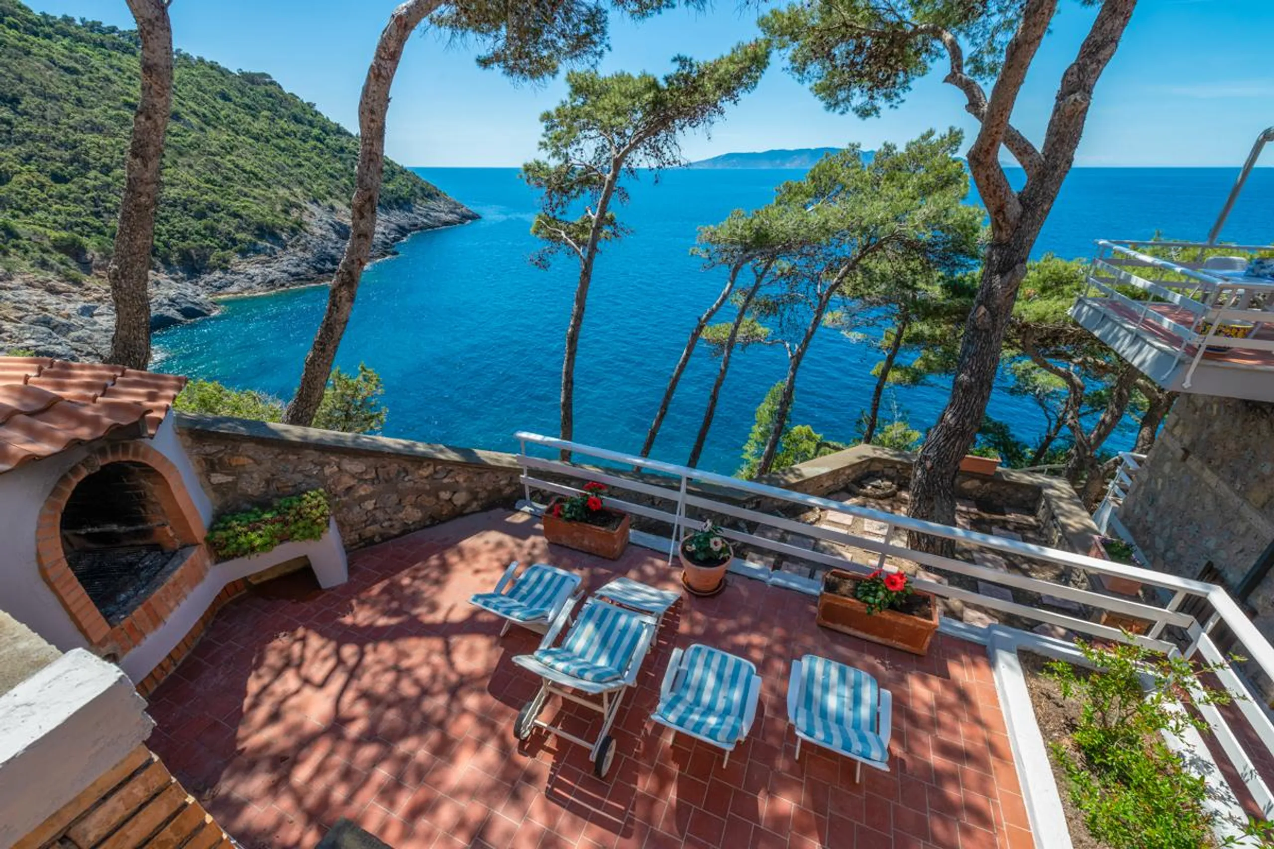 Resplendent Cliffside Villa with Magnificent Ocean Views and Patio — photograph 3