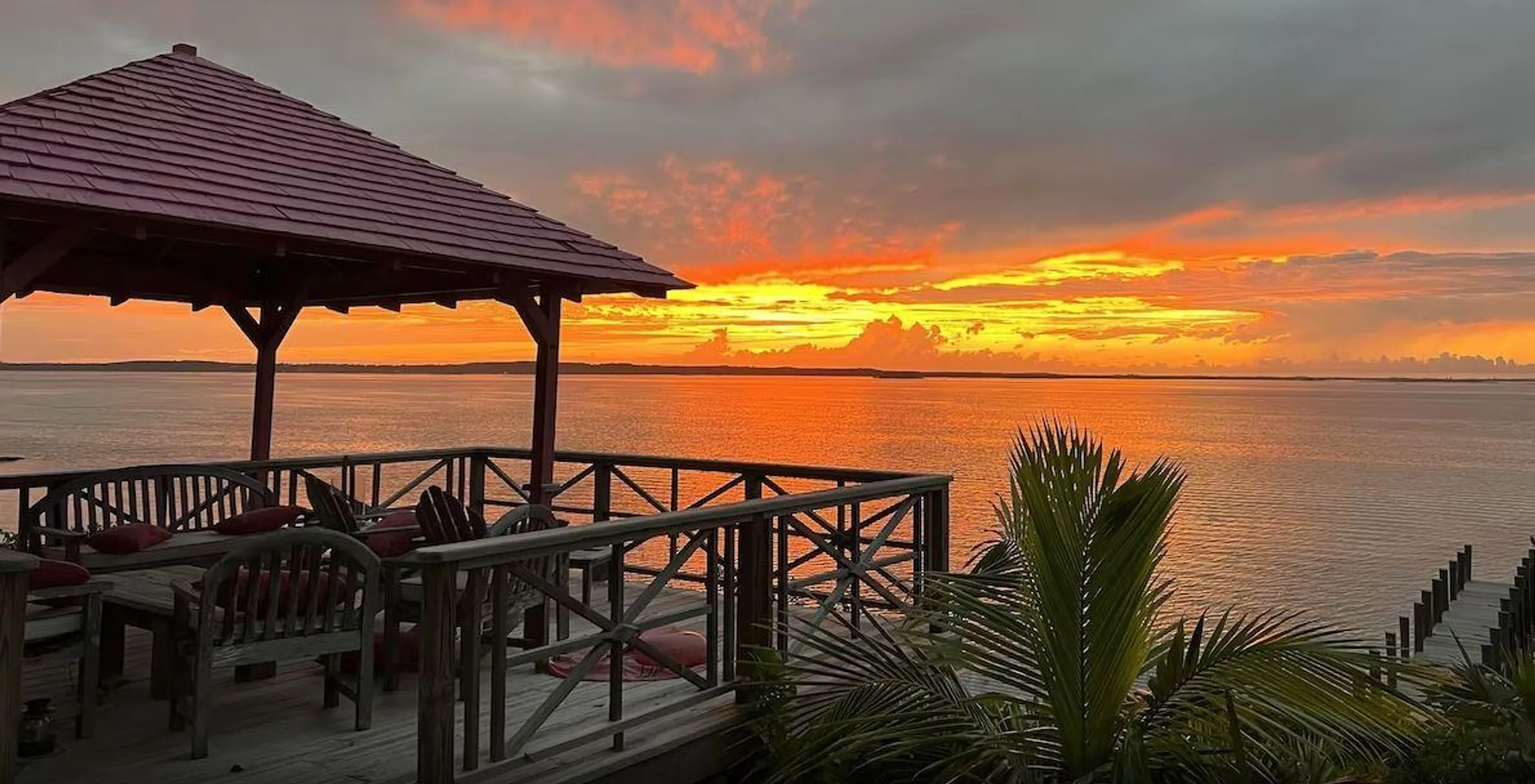 Breathtaking Waterfront Estate with Pool and Exclusive Private Beach — photograph 11