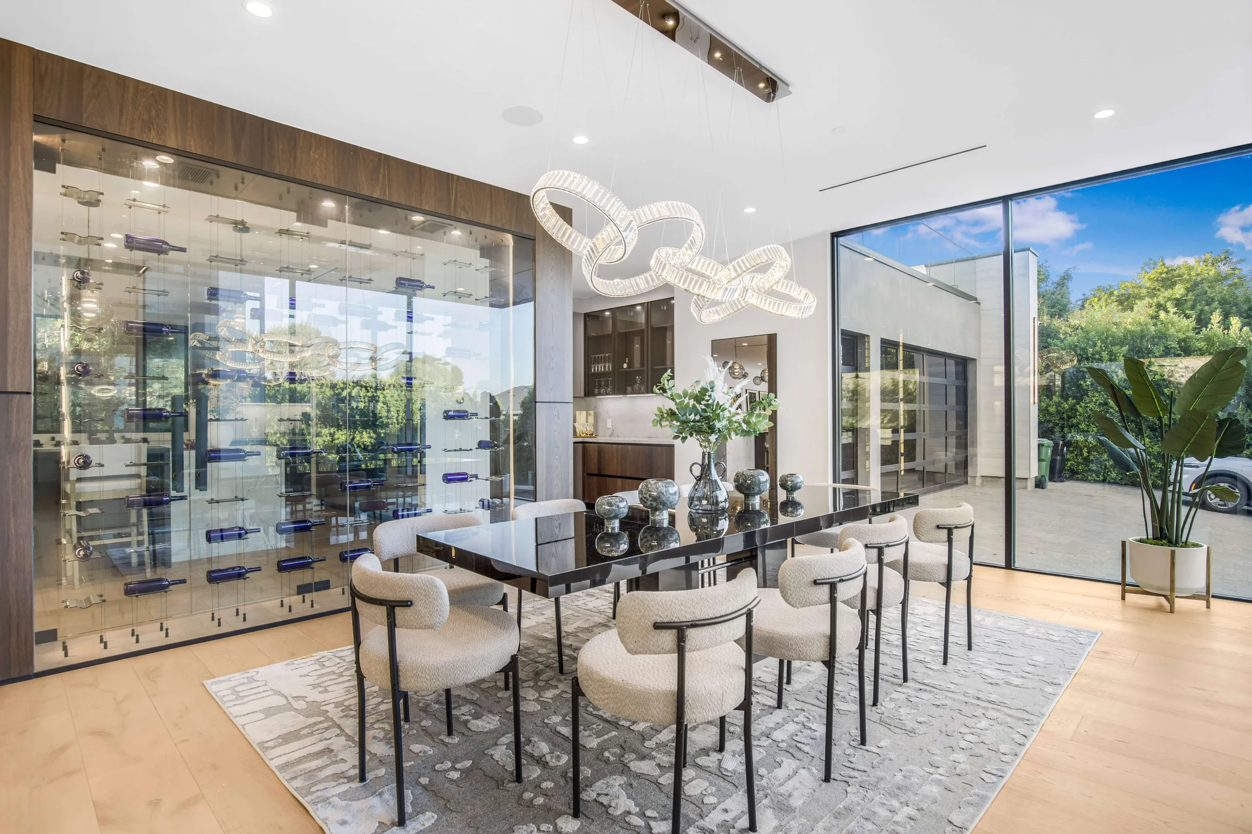 Ultra Modern LA Luxury Estate with Grand Pool and Entertainment Area — photograph 9