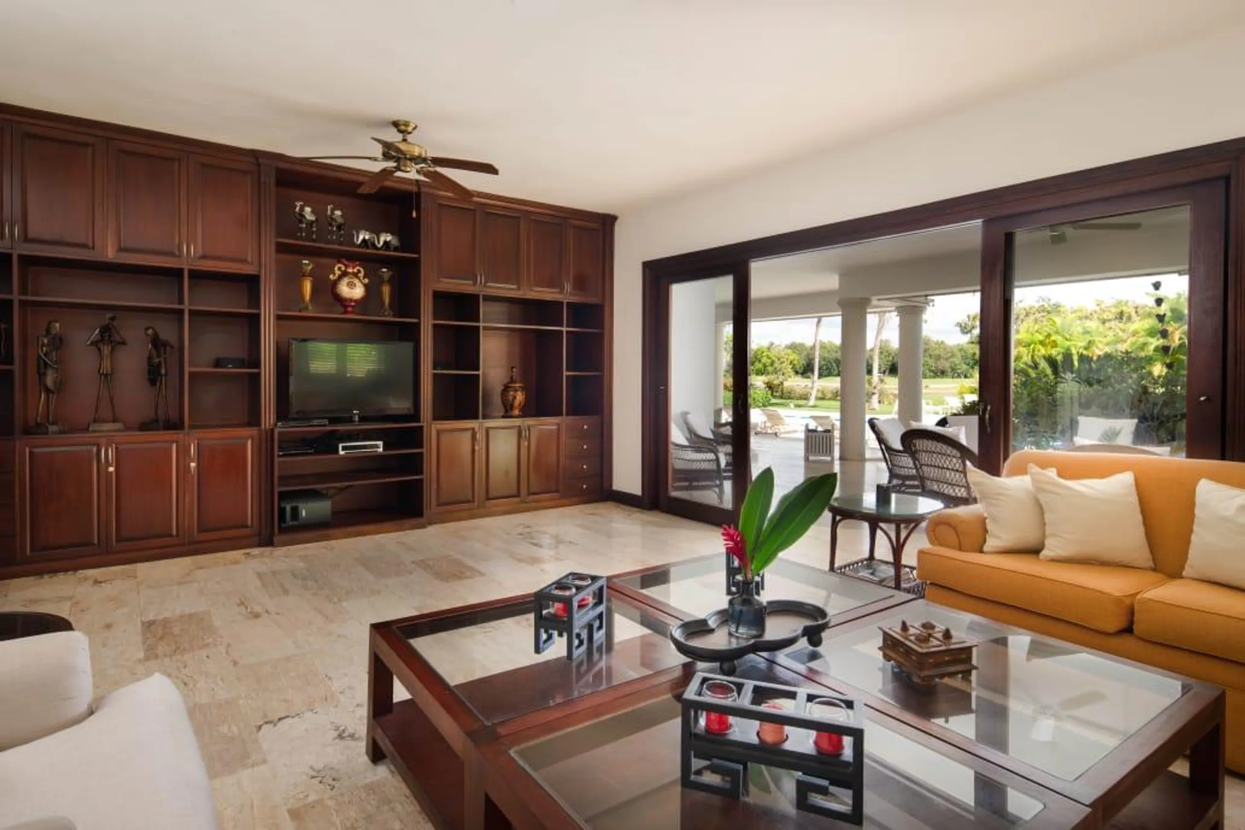 Stately and Lush Estate with Private Pool and Hot Tub — photograph 10