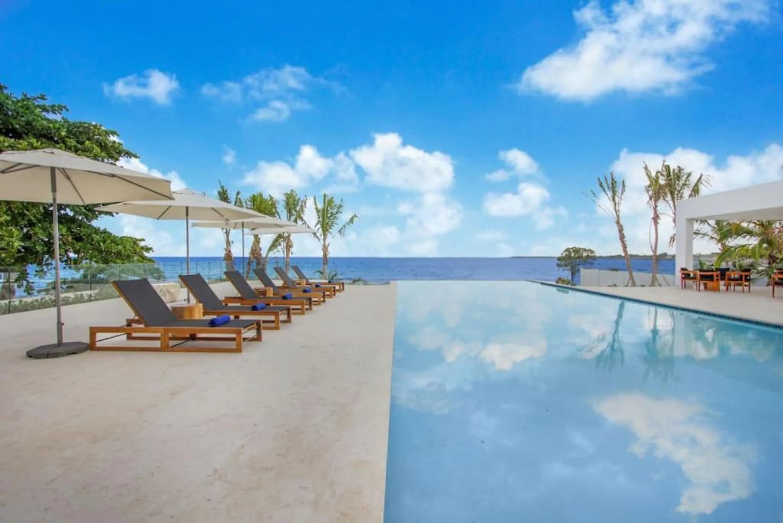 Breathtaking Beachfront Two-Story Villa with Infinity Pool in Casa de Campo — photograph 2