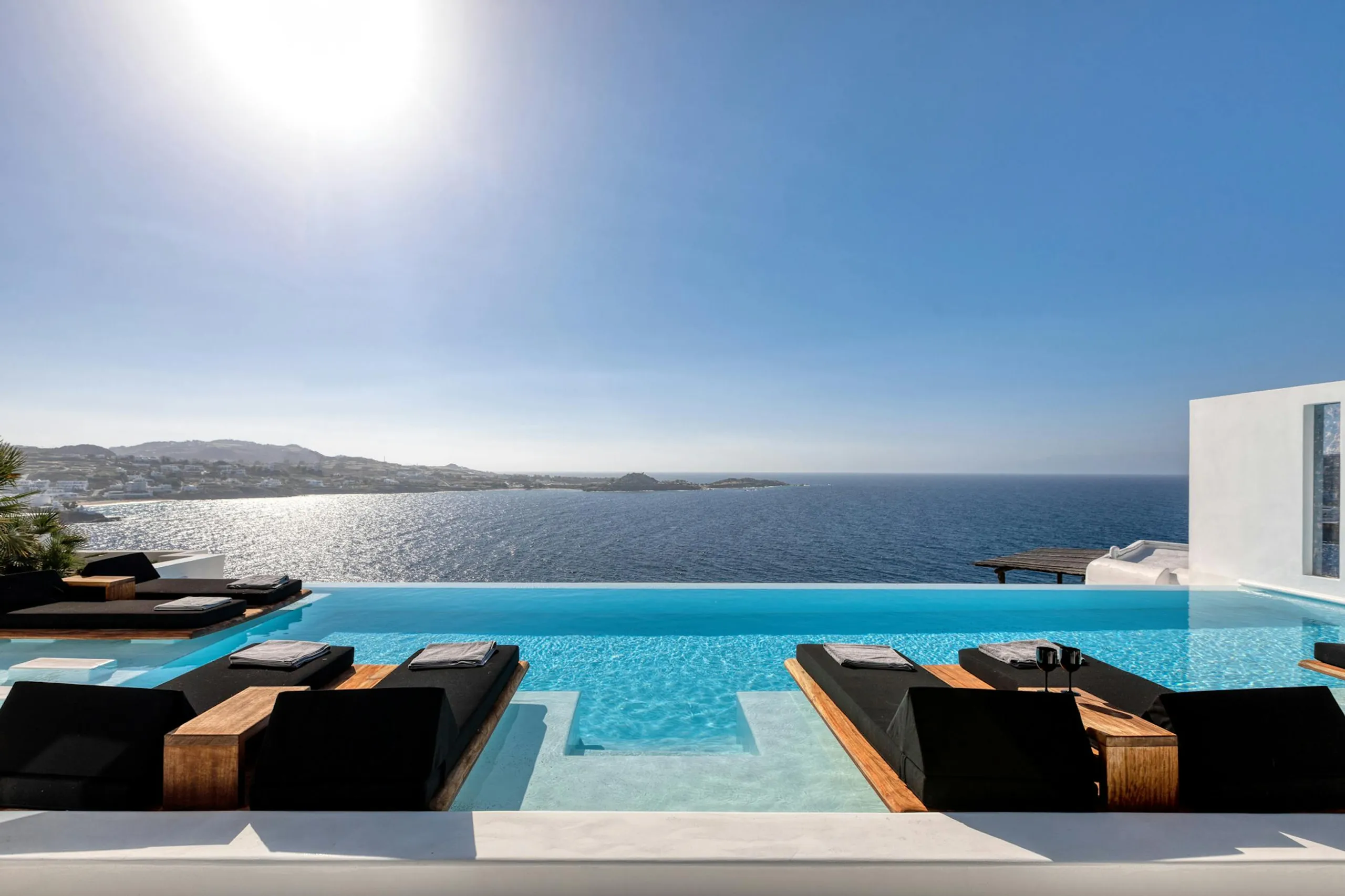 Tranquil Mykonos Estate with Infinity Pool, Jacuzzi, and Ocean Views — photograph 3