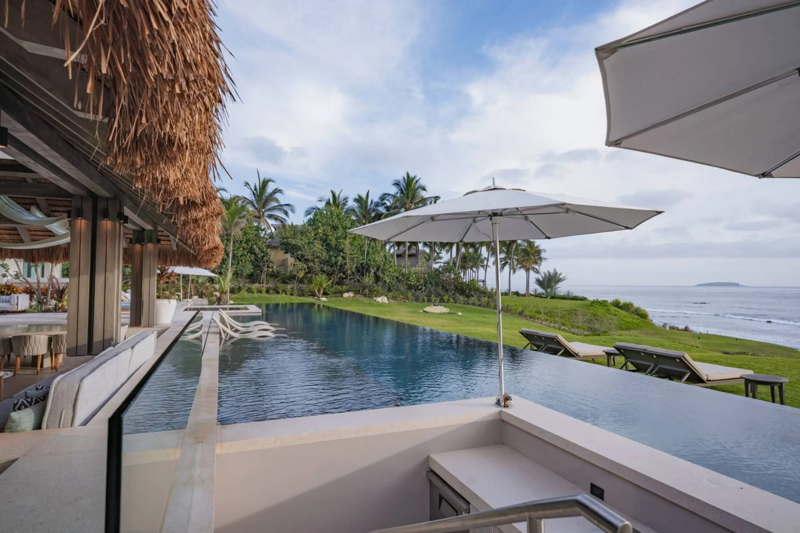 Oceanfront Luxury Estate with Infinity Pool, Theater, Bowling Alley & Spa — photograph 2
