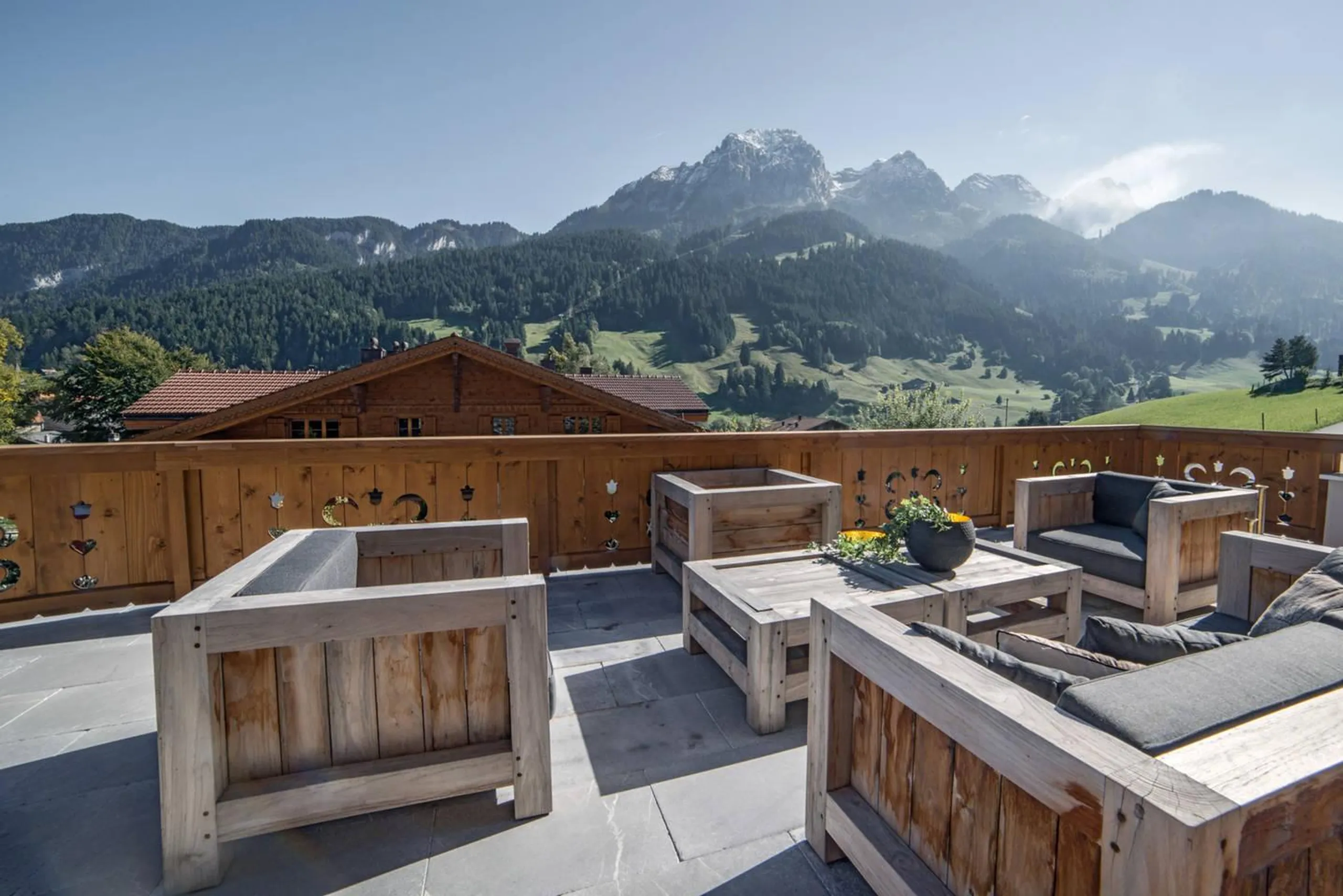 Majestic Rougemont Chalet with Home Theater and Fireplace — photograph 2