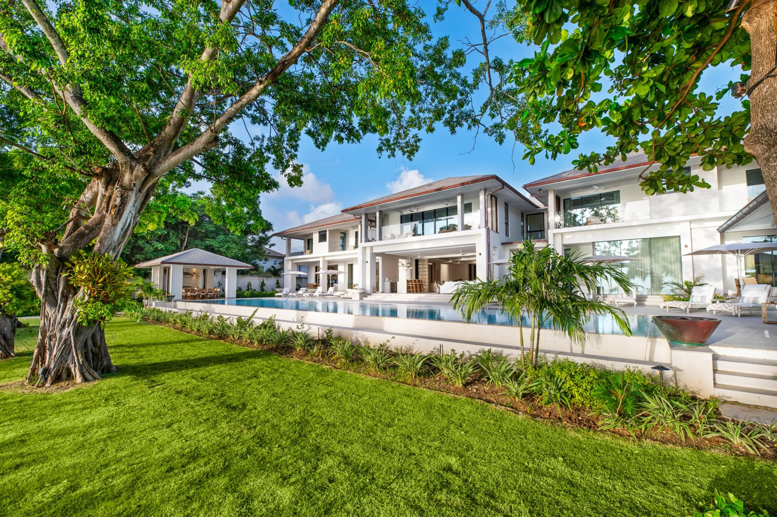 Top-of-the-line Beachfront Villa with Pool, Garden and Caribbean Sea Views — photograph 2
