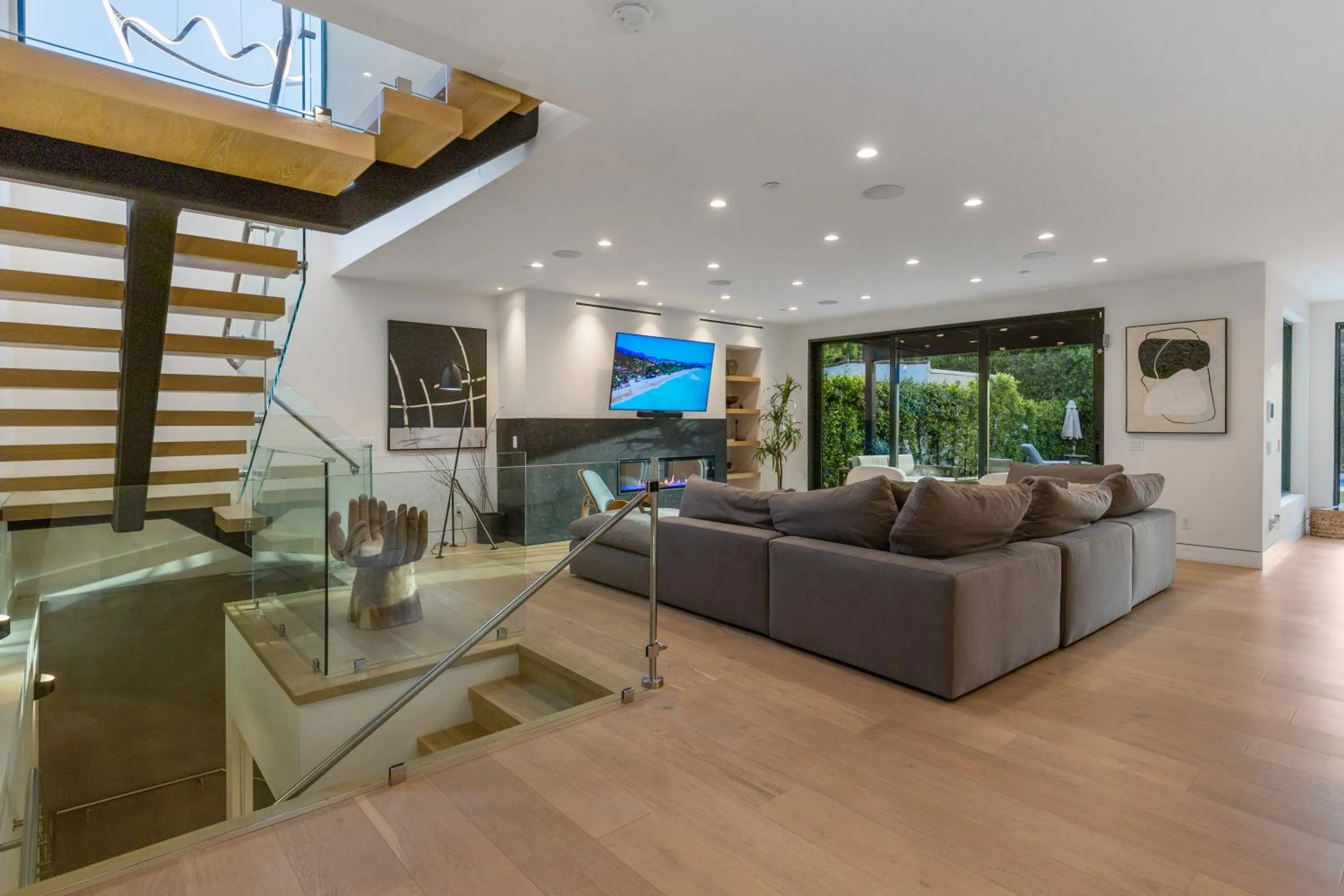 Exquisite Hollywood Villa with Invigorating Pool and Fitness Room — photograph 11