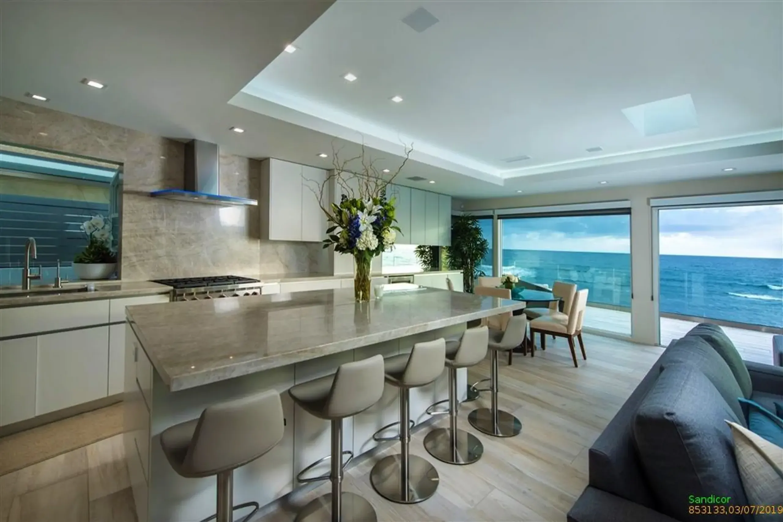 Contemporary Oceanfront Villa with Waterfront and Stunning Views — photograph 8