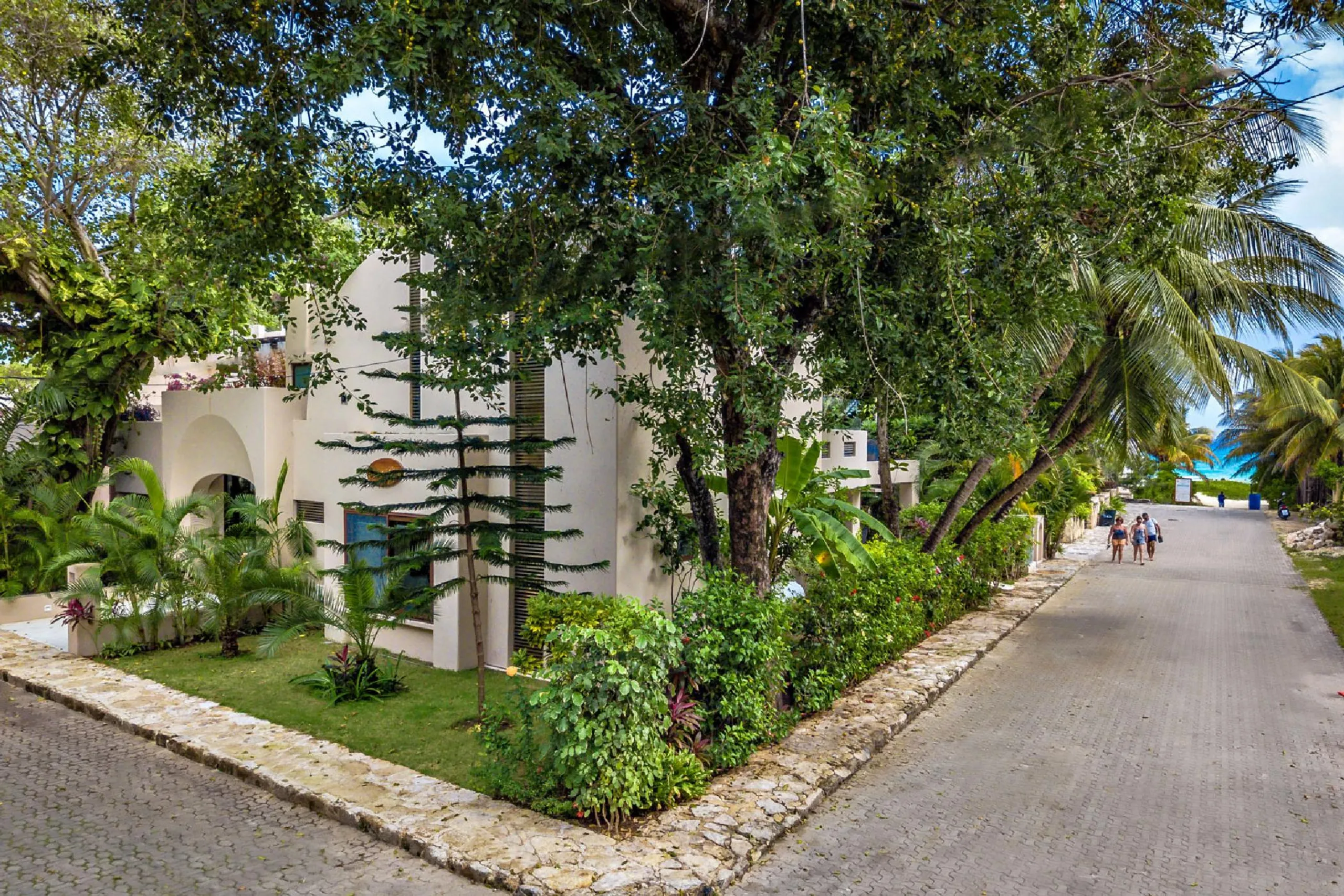 Playa del Carmen Luxury Estate with Multiple Pools and Lush Grounds — photograph 12