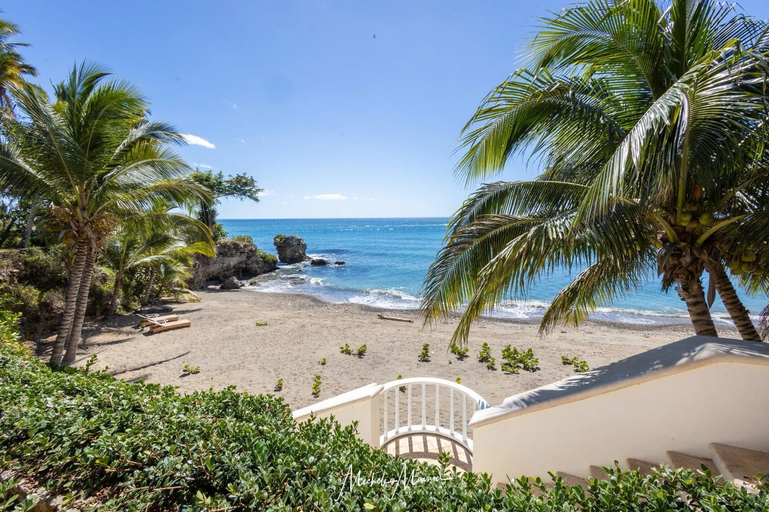 Scenic Seaview Villa with Beach Access — photograph 5