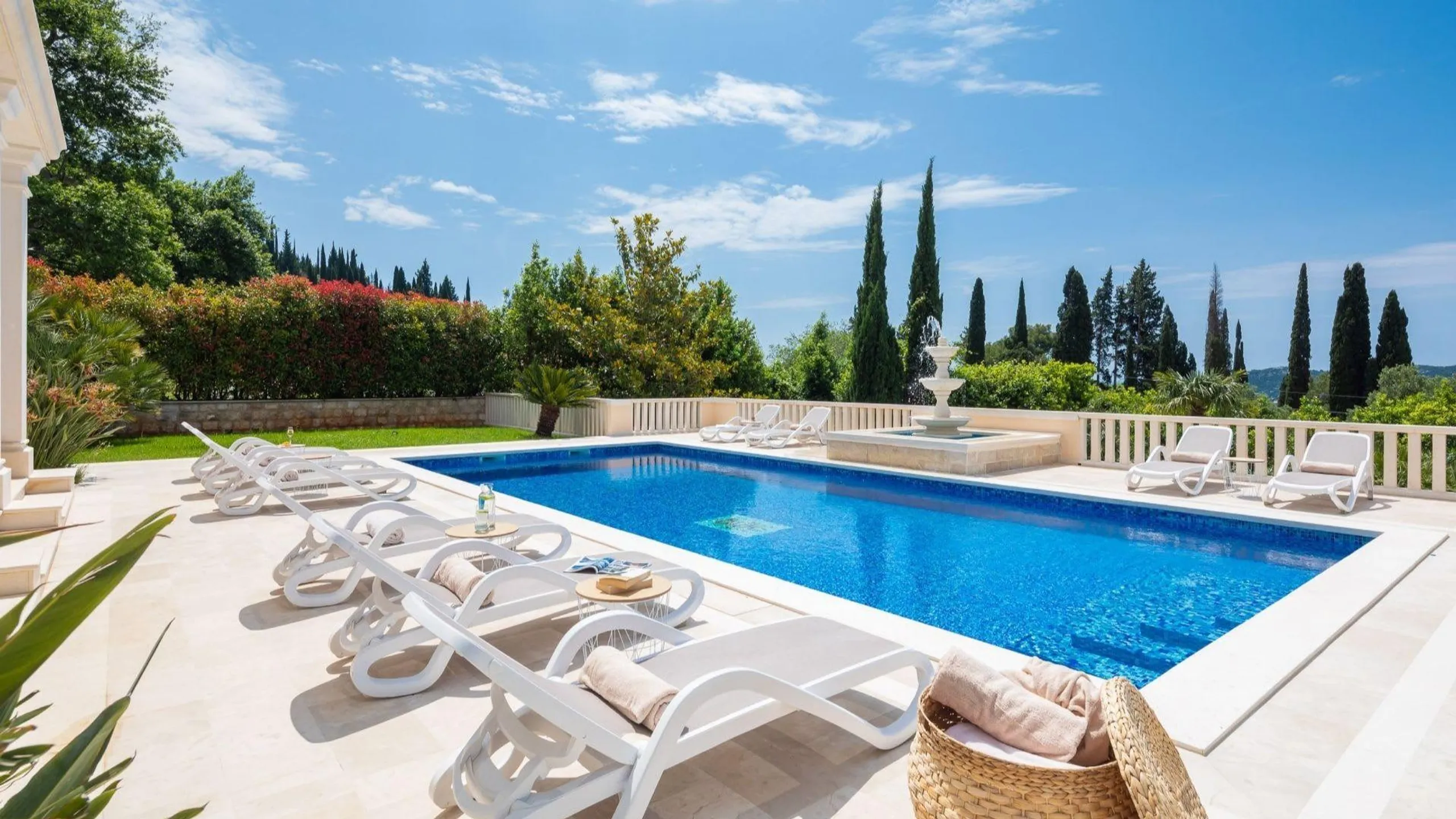 Captivating Coastal Villa with Invigorating Pool — photograph 12