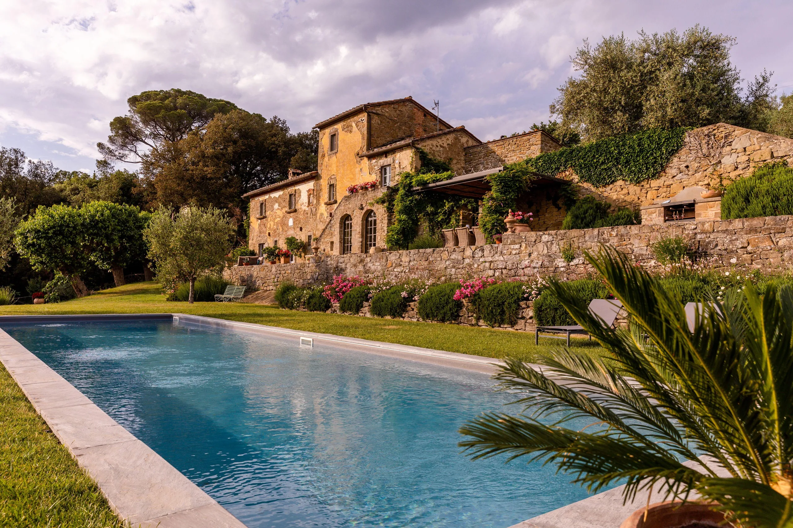 Resplendent Luxury Estate in Cortona with Private Pool and Dining Al-Fresco — photograph 3