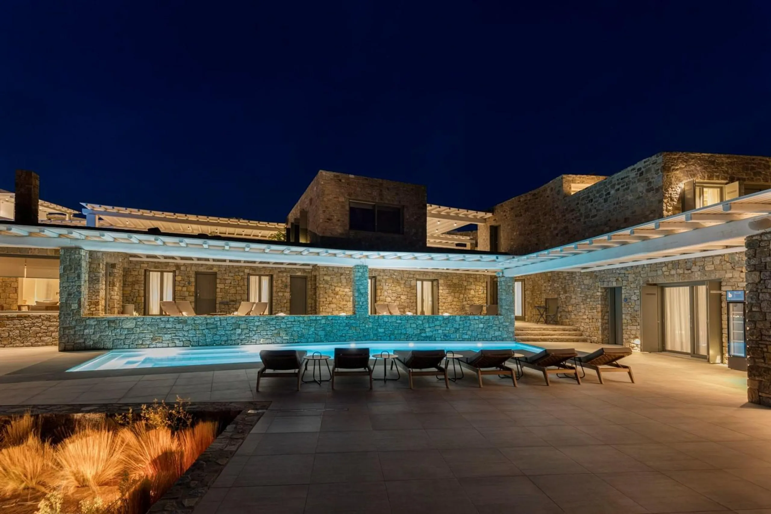 Exquisite Haven with Infinity Pool and Majestic Mountain Vistas — photograph 2