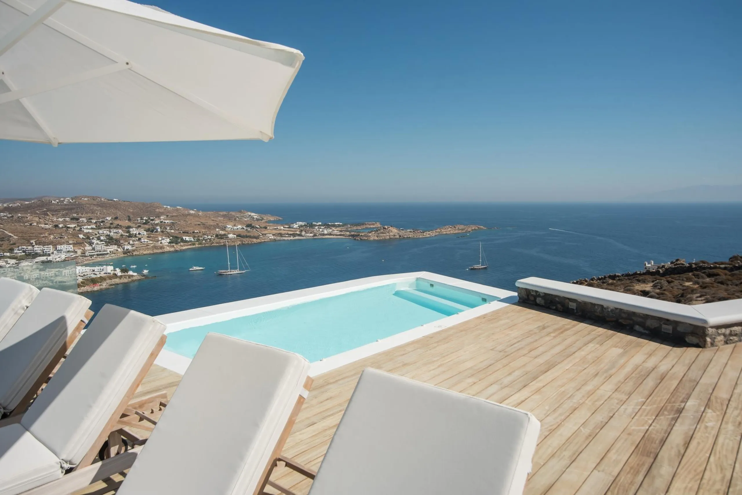 Palatial Mykonos Estate with with Invigorating Pool and Dining Al-Fresco — photograph 3
