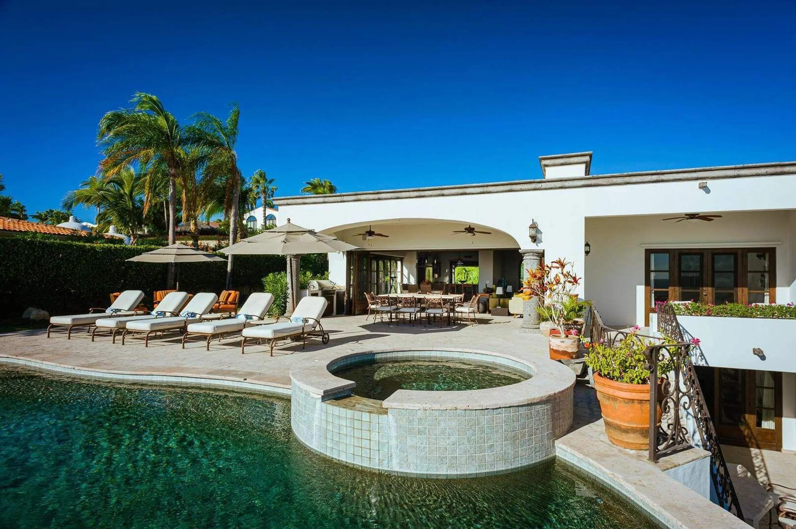 Palmilla Hacienda Sunset Estate with Infinity Pool and Ocean Views — photograph 11