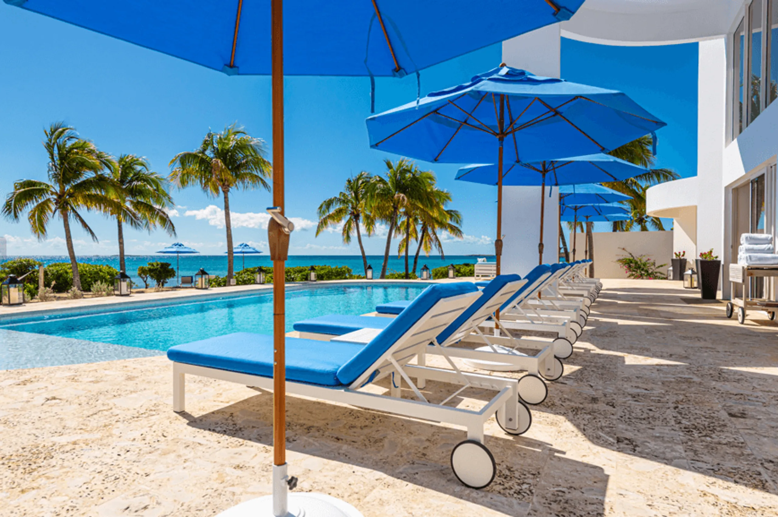 Grandiose Blue Bay Estate with Beachfront Access — photograph 2