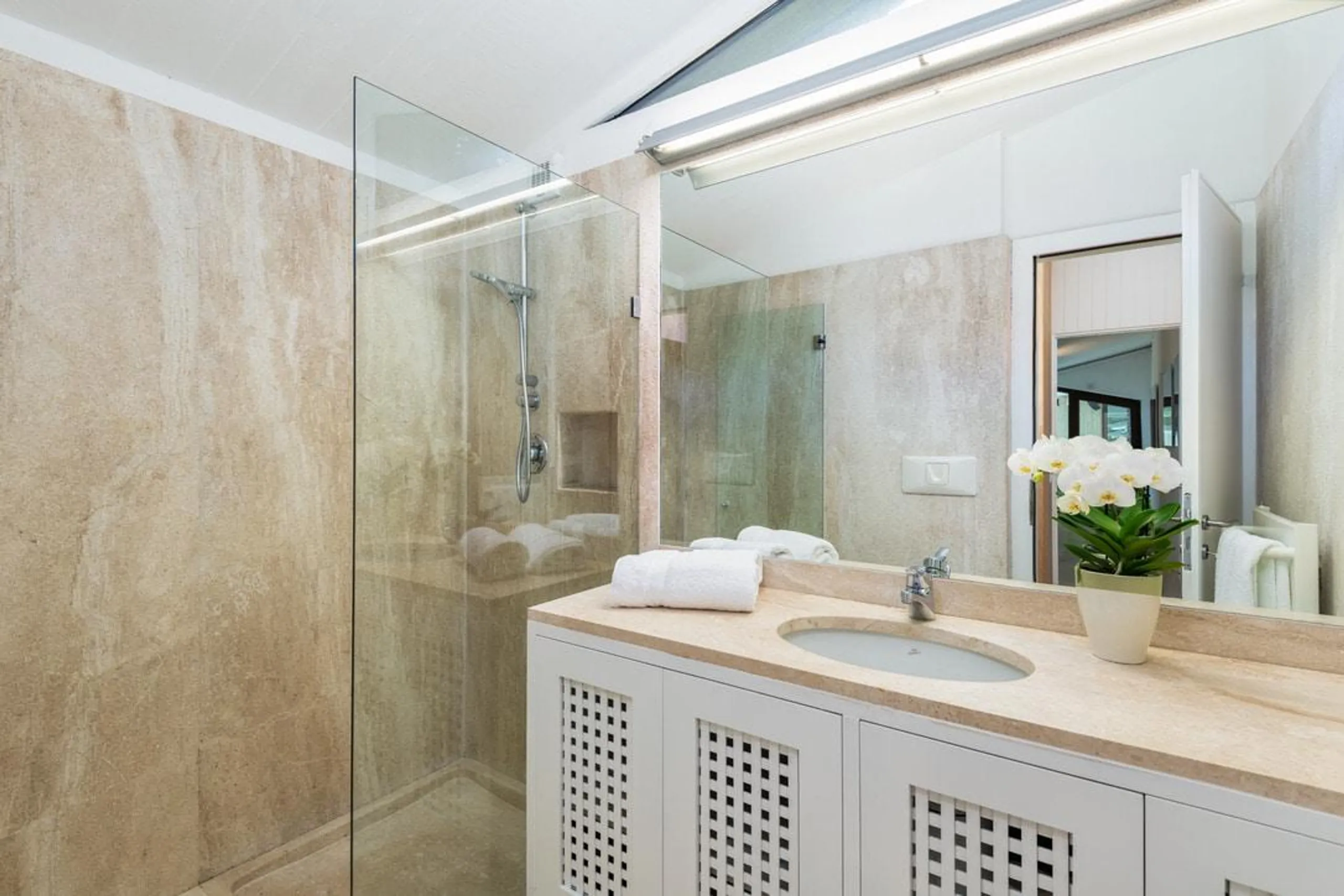 Majestic 8BR Villa with Pool and Panoramic Sea Views — photograph 9