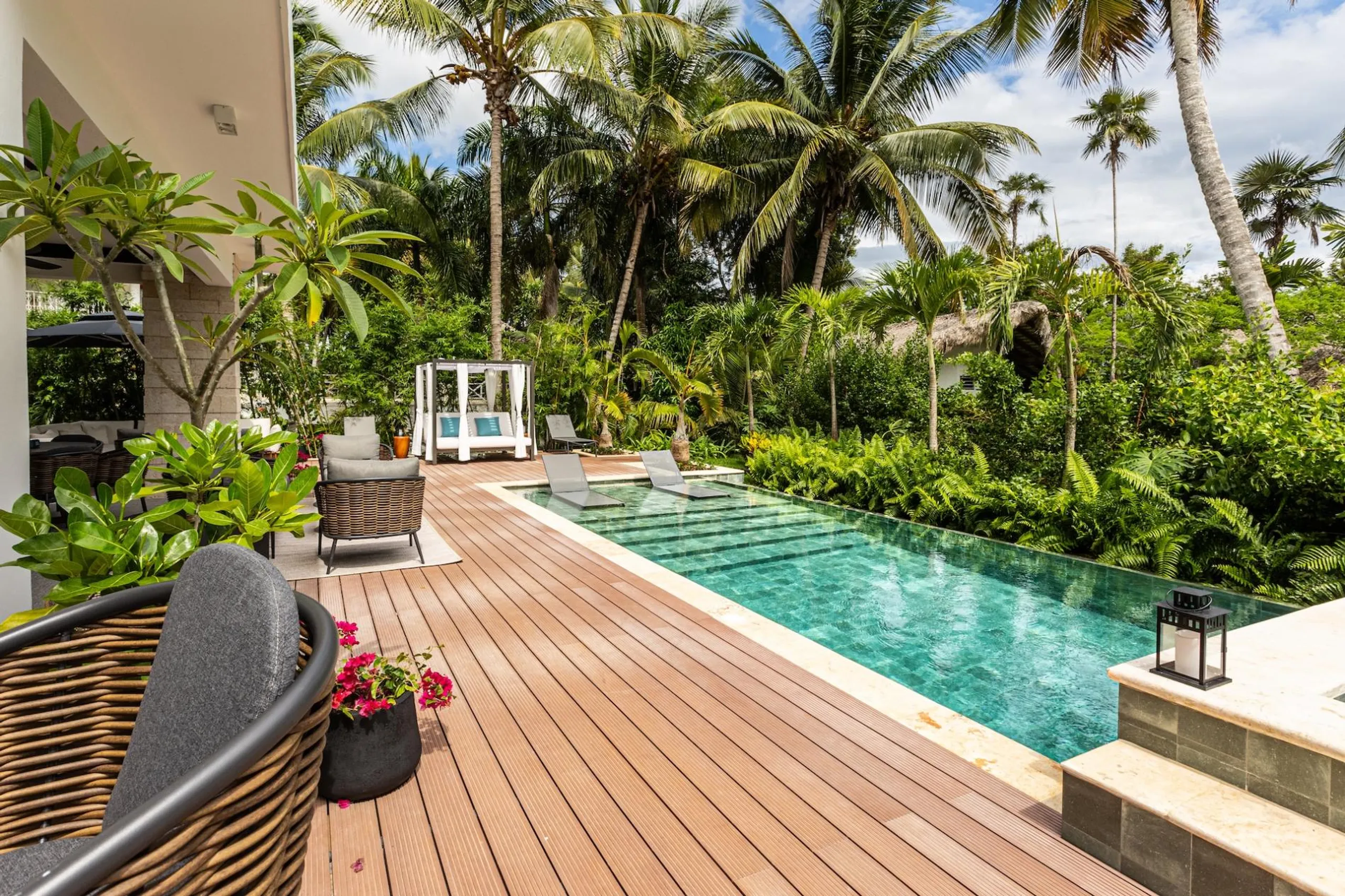 Tranquil Two-Story Villa with Private Pool, Expansive Jacuzzi and Vibrant Surroundings — photograph 3