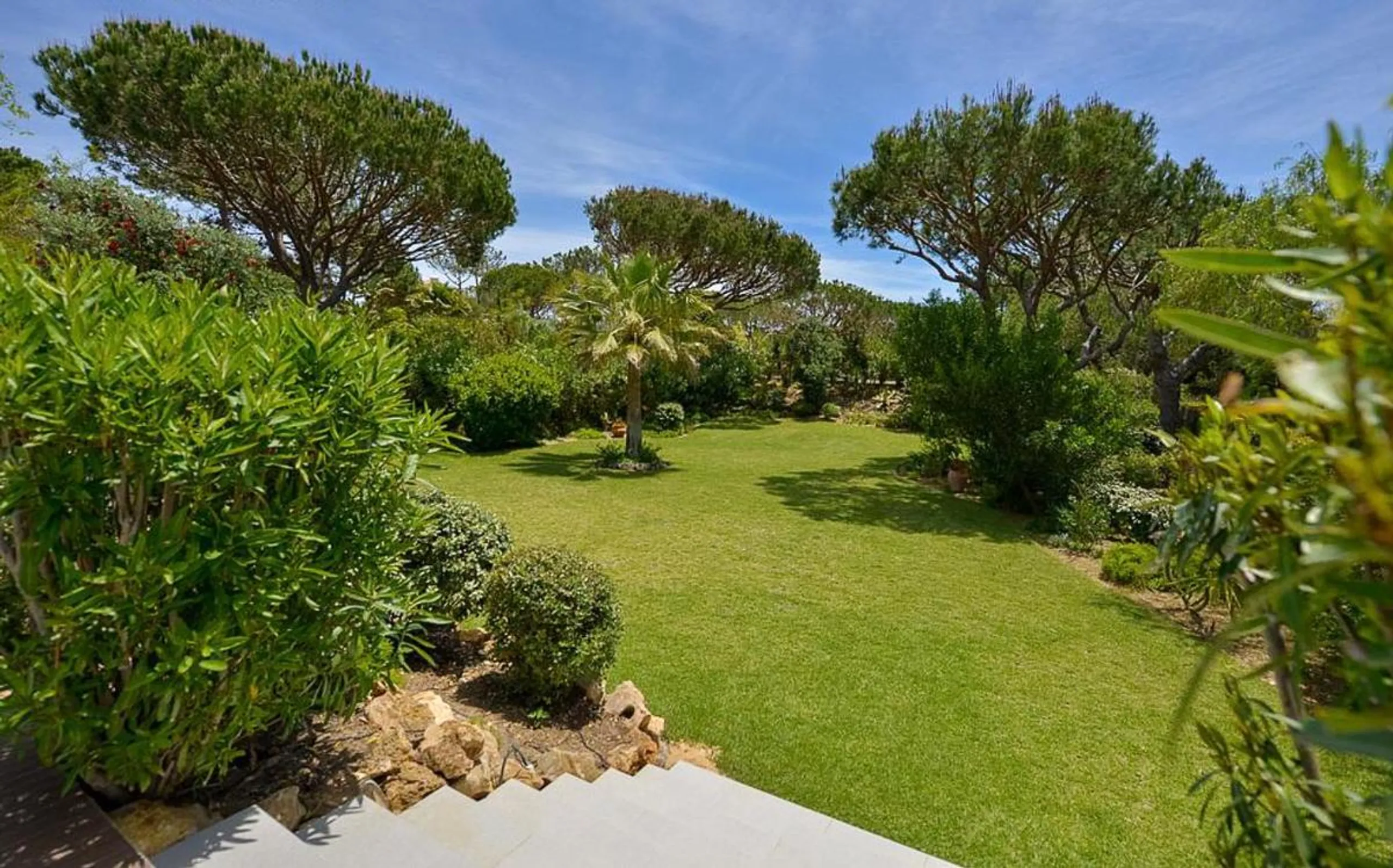 Chic Newly Built Villa with Private Pool and Sea Views — photograph 9