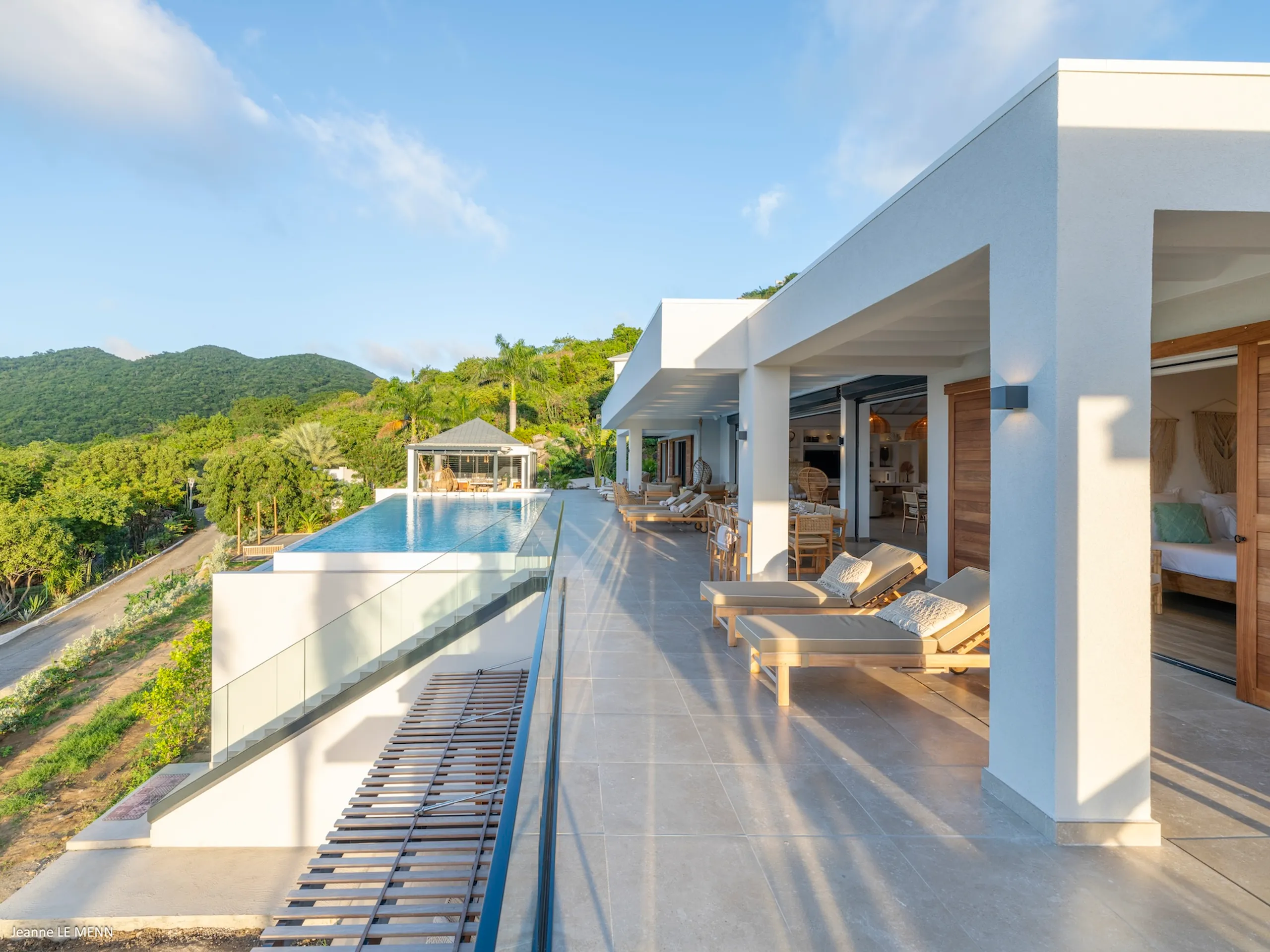 Refreshing 5 Bedroom Villa with Infinity Pool, and Ocean Views — photograph 8