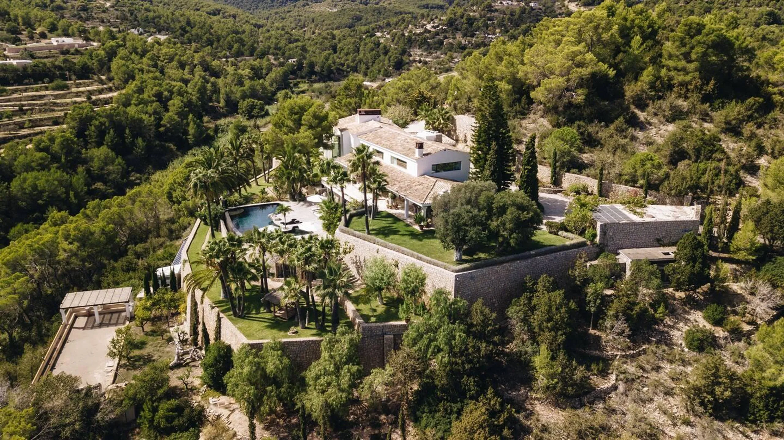 Captivating South Coast Villa with Pool and Breathtaking Views — photograph 3