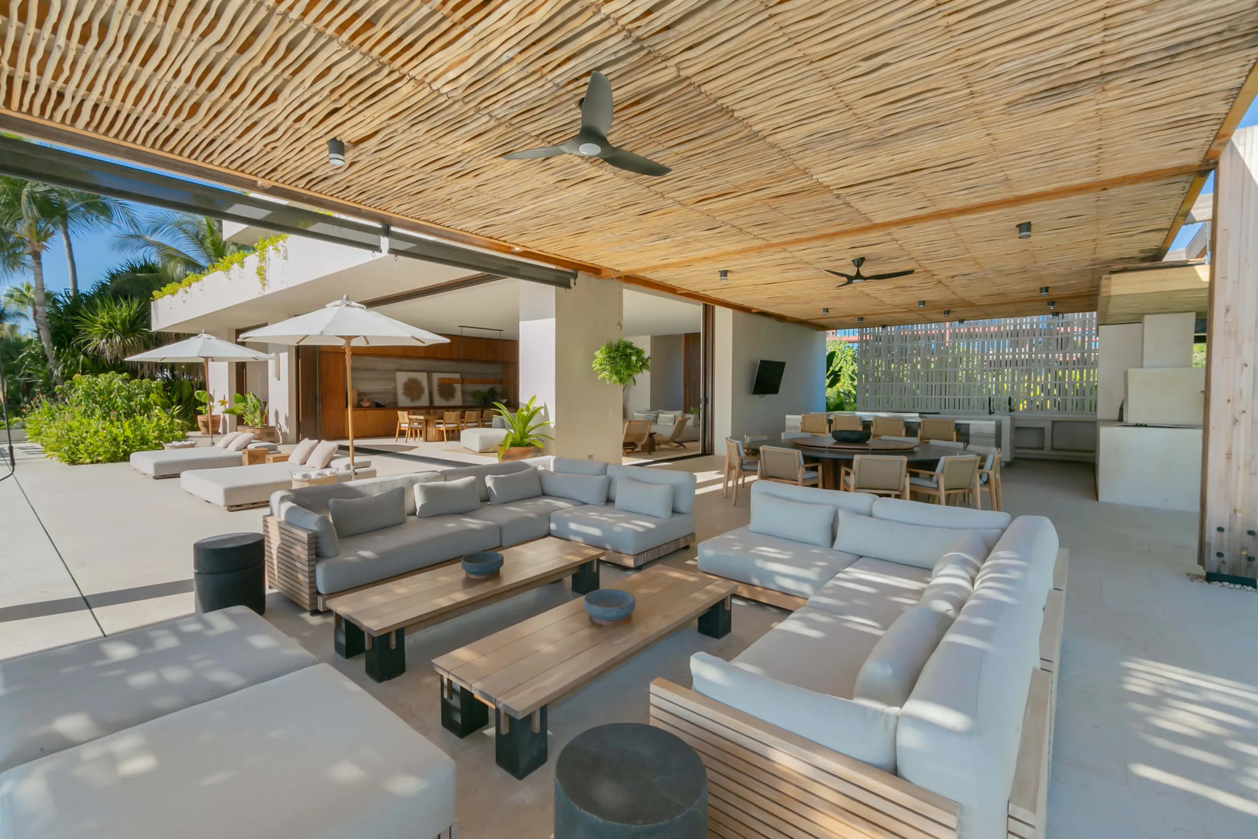Sophisticated Beachfront Villa with Infinity Pool and Ocean Views — photograph 5