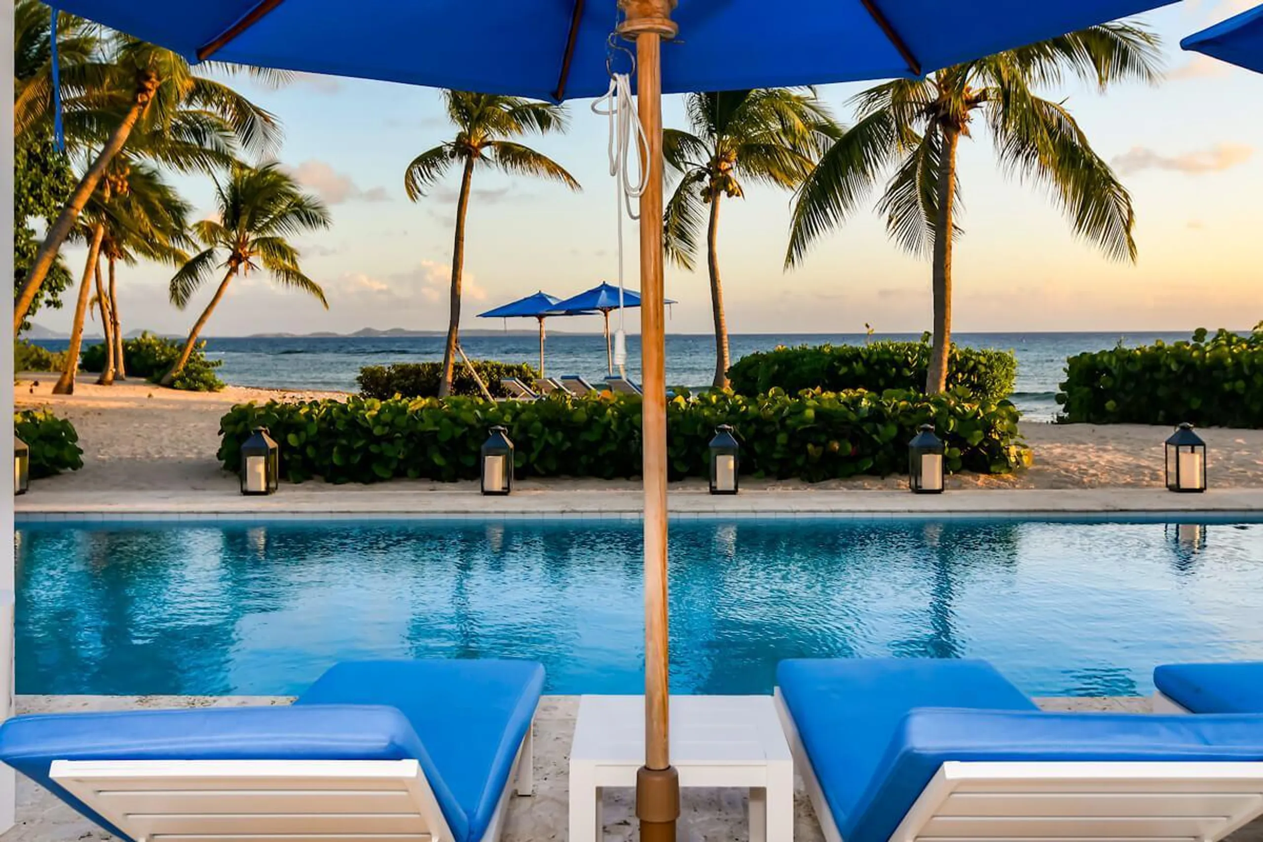 Grand Luxury Beach Front Villa with Private Pool and Skywalk Overlooking Caribbean Sea — photograph 5