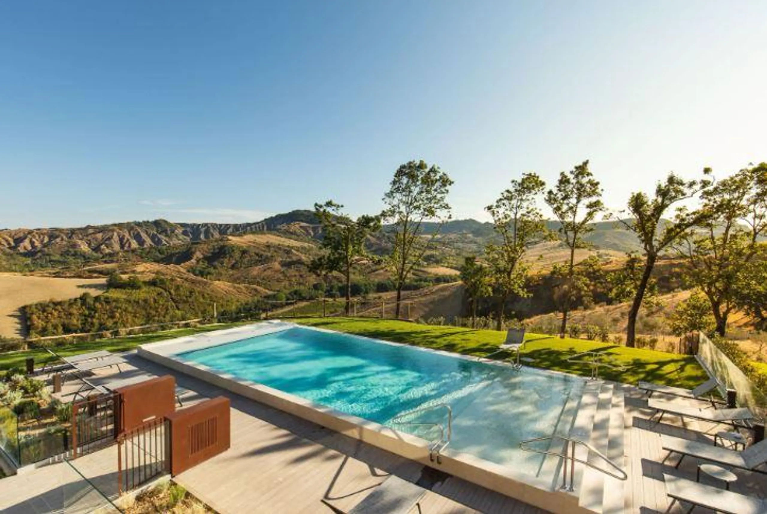 Classic Italian Luxury Estate with Private Pool and Stunning Gully Views — photograph 4