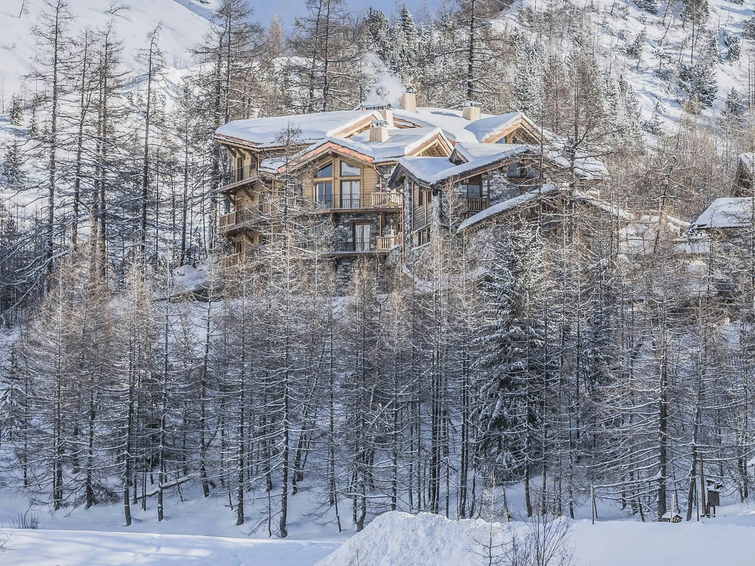 Captivating Val D Isere Chalet with Home Theater, Jacuzzi and Fireplace — photograph 12
