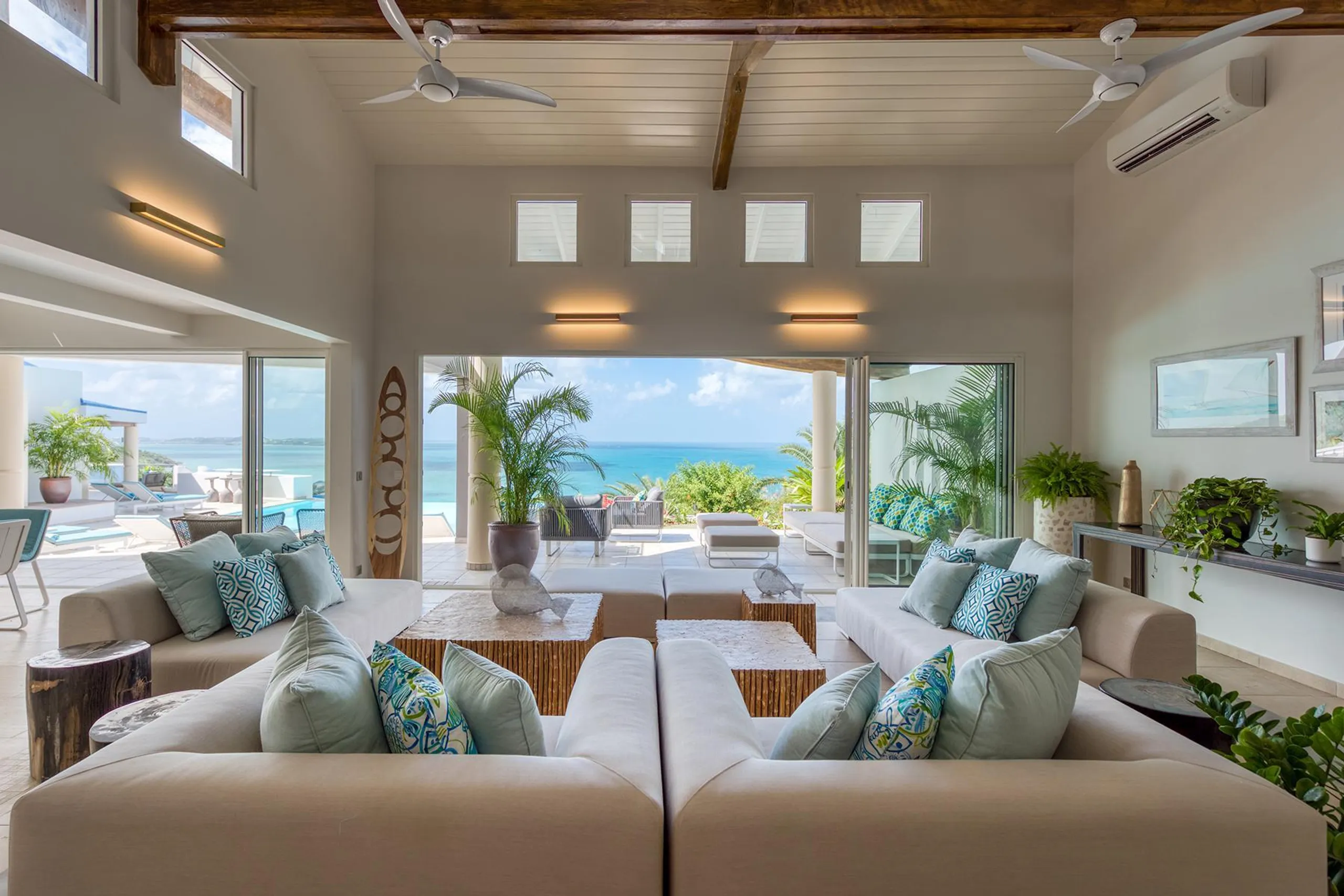 Modern Contemporary Villa with Infinity Pool and Panoramic Ocean Views — photograph 12